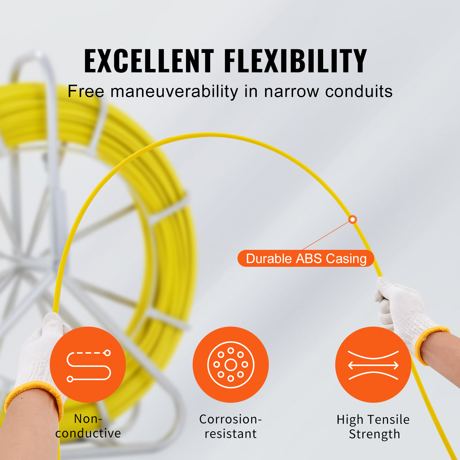 Cable amarillo flexible en carrete, sostenido por manos con guantes contra fondo gris.