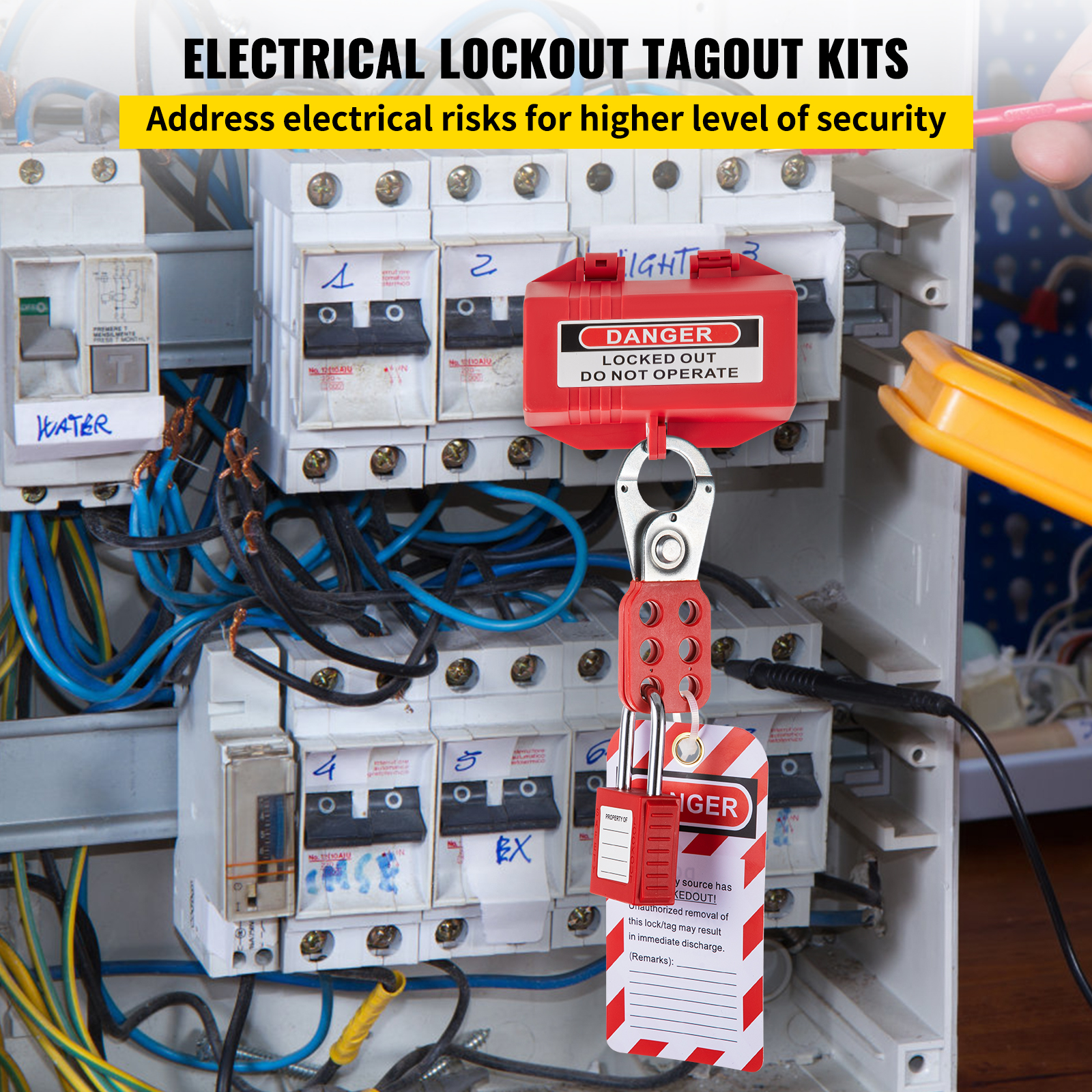 Kit de bloqueo eléctrico con etiqueta de peligro roja y candado en disyuntores.