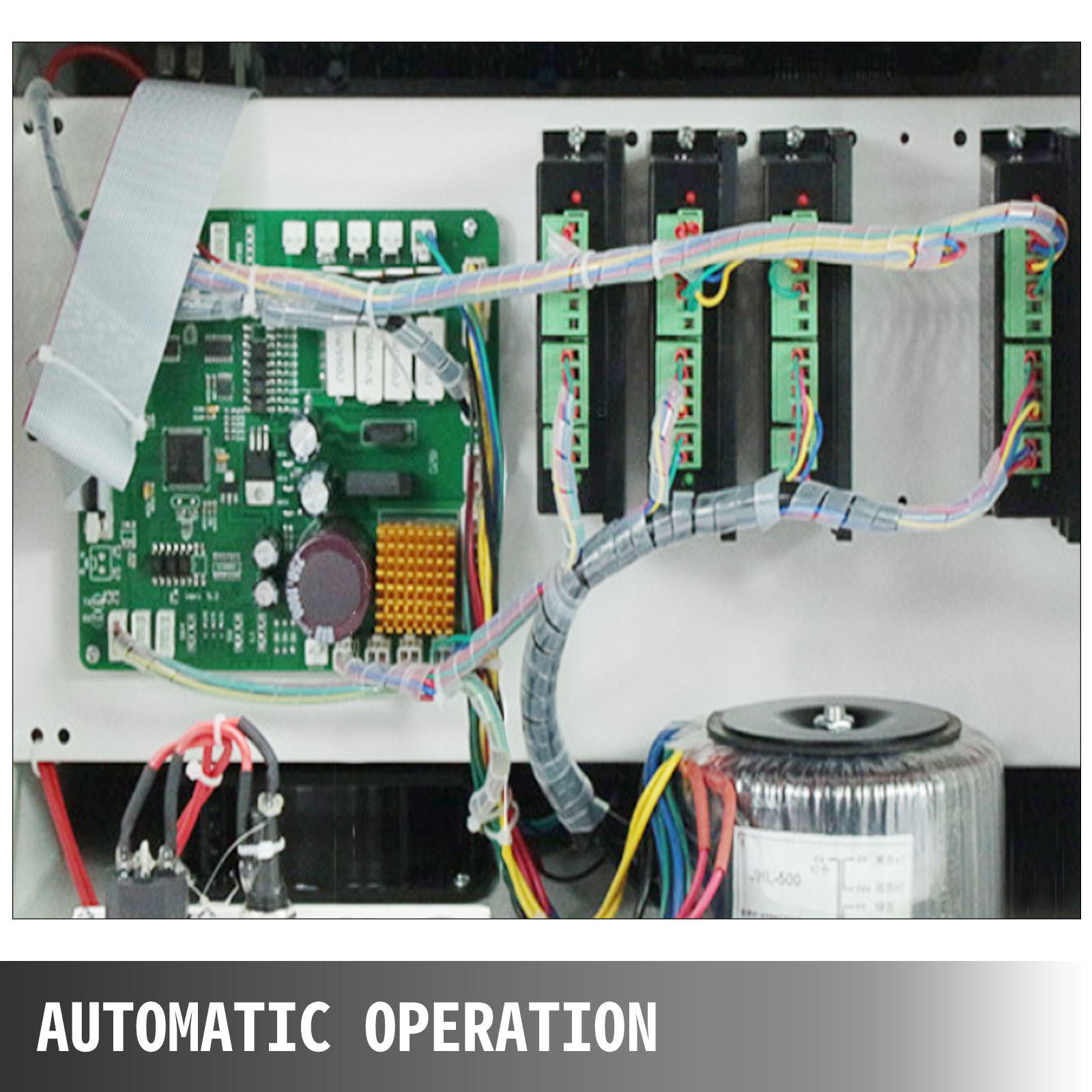 Panel electrónico interno con placa verde, mazos de cables coloridos y módulos negros sobre una base blanca.