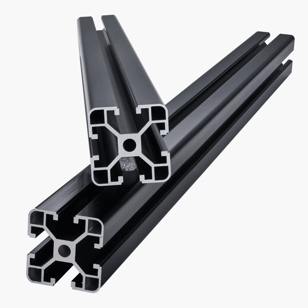 Dos perfiles de aluminio negro en T se cruzan sobre un fondo blanco.