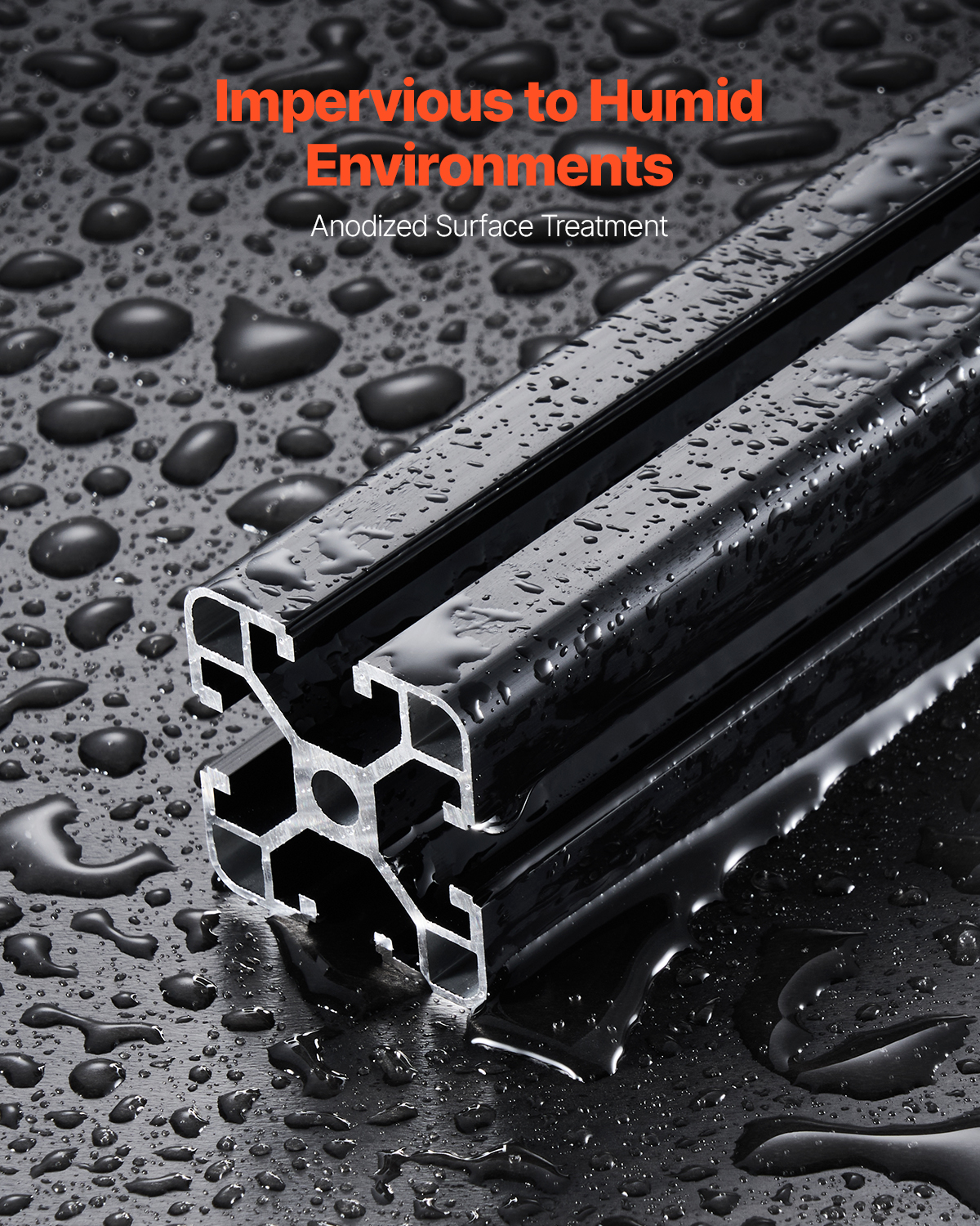 Perfil de aluminio negro cubierto de gotas de agua sobre fondo oscuro.