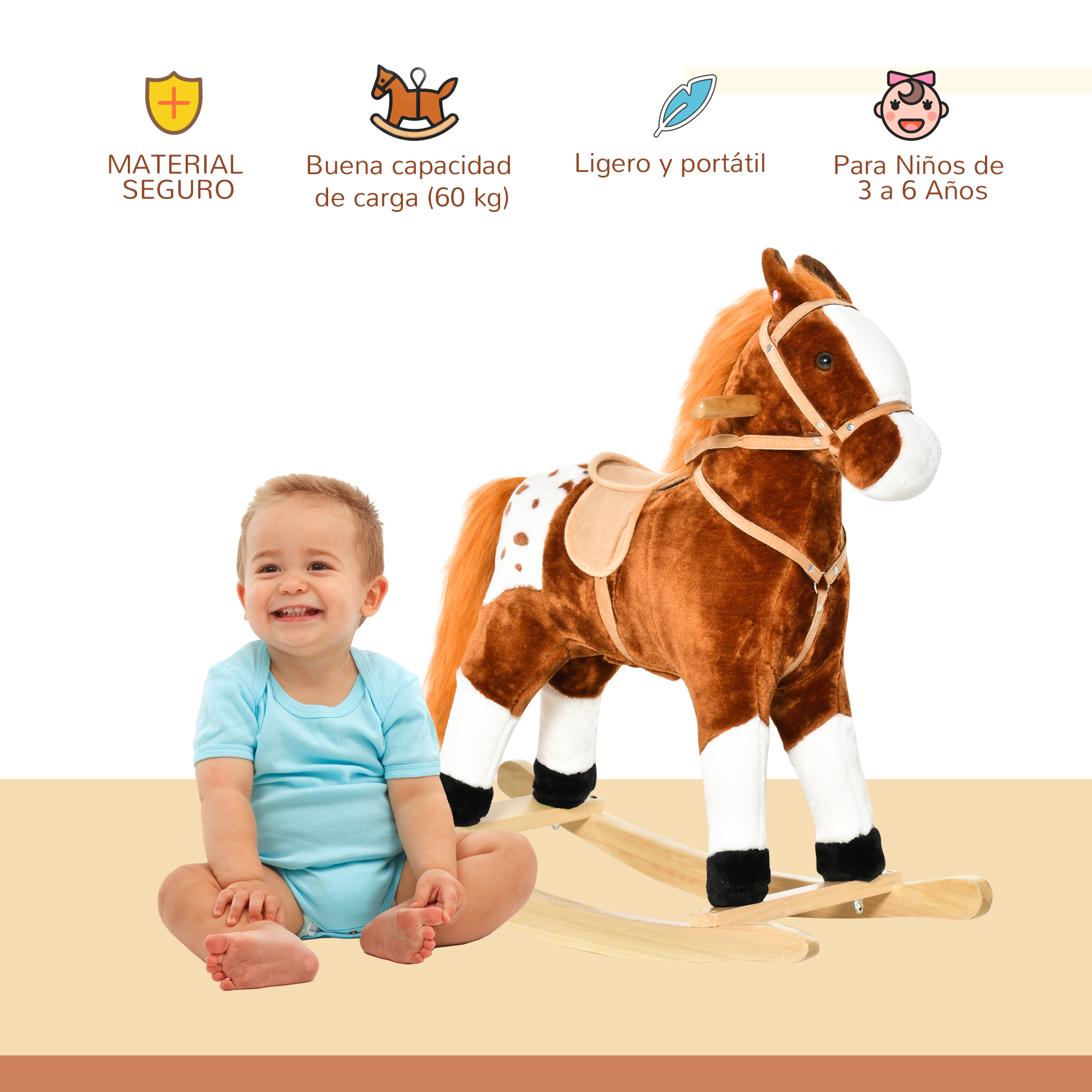 Un niño pequeño feliz sentado junto a un caballo mecedor de peluche marrón.
