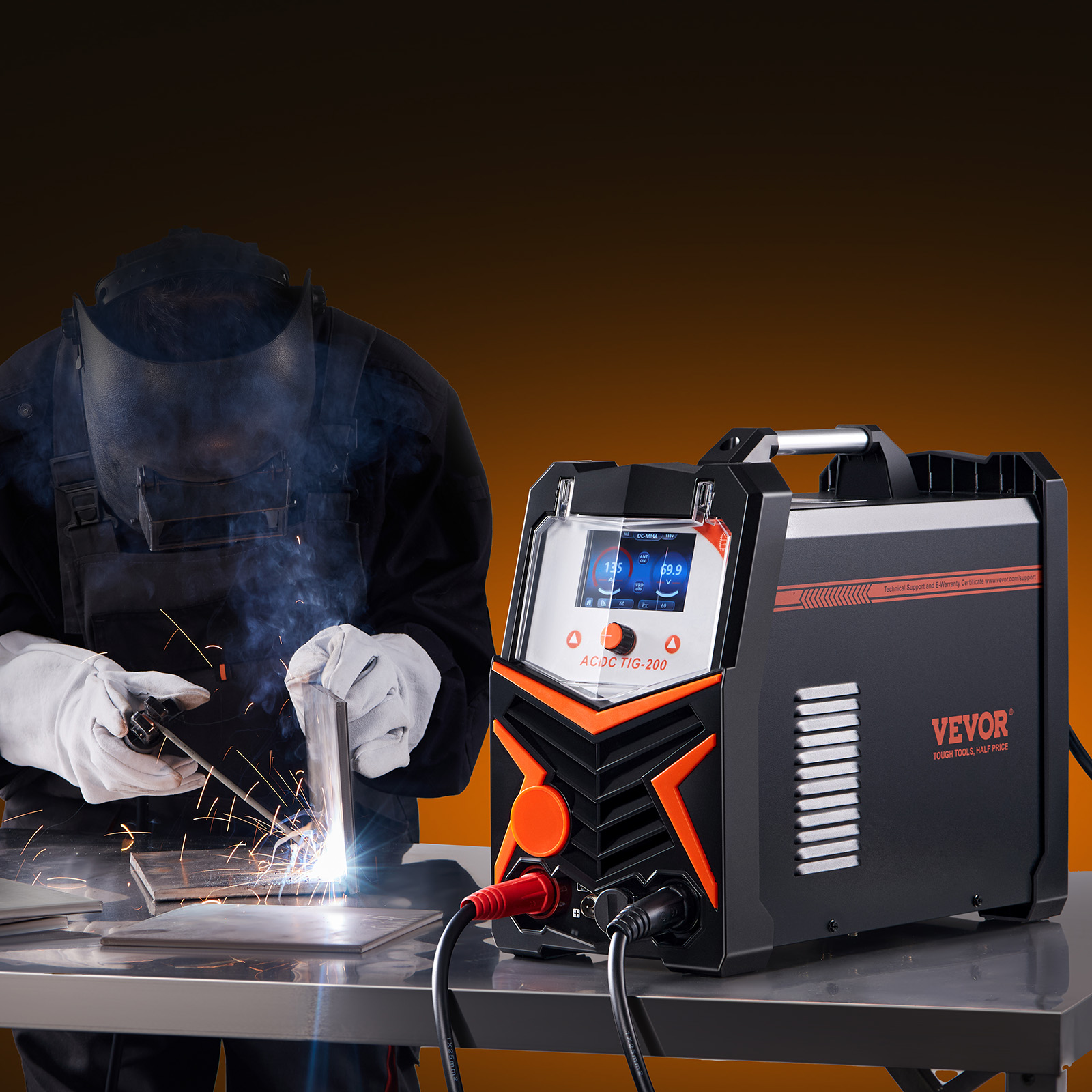 Un soldador con equipo de protección trabaja en una mesa, junto a una máquina de soldar VEVOR negra y naranja.
