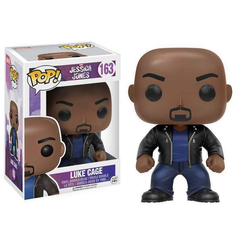 Funko Pop Figur von Luke Cage in Lederjacke und blauem Shirt neben seiner Verpackung.
