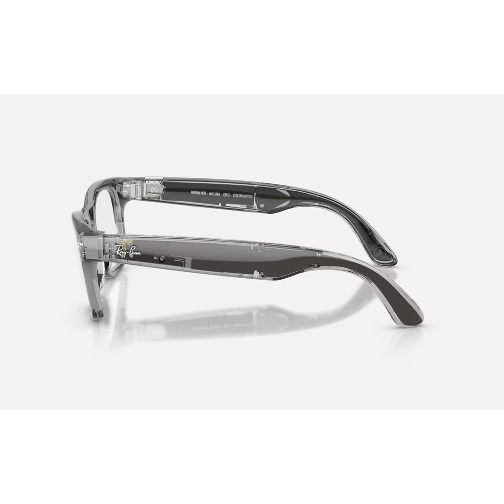 Beyaz bir arka planda dahili elektronikleri gösteren, yandan görülen şeffaf Ray-Ban Meta akıllı gözlükler.