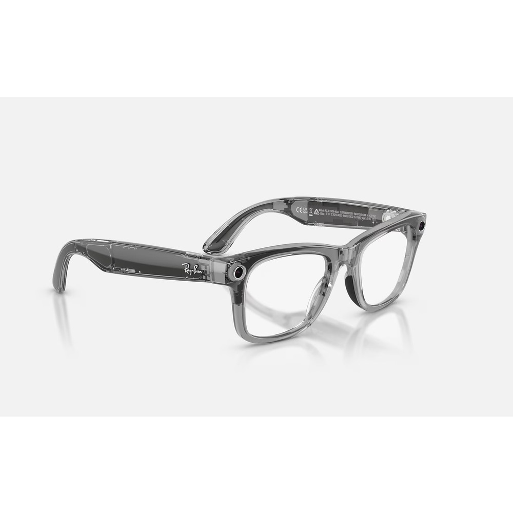 Açık arka planda entegre kameralara ve şeffaf lenslere sahip şeffaf Ray-Ban akıllı gözlük.