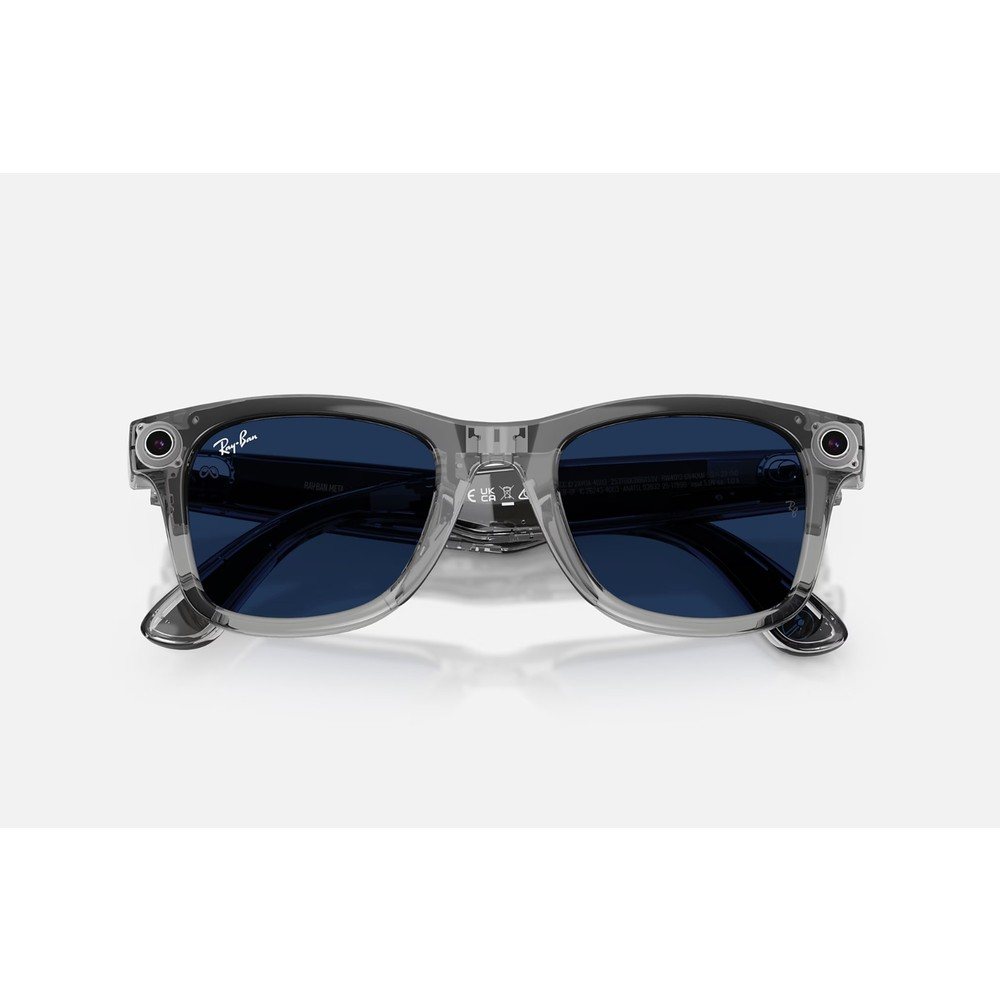 Mavi camlı ve her iki yanında küçük kameralar bulunan şeffaf Ray-Ban Meta güneş gözlüğü.