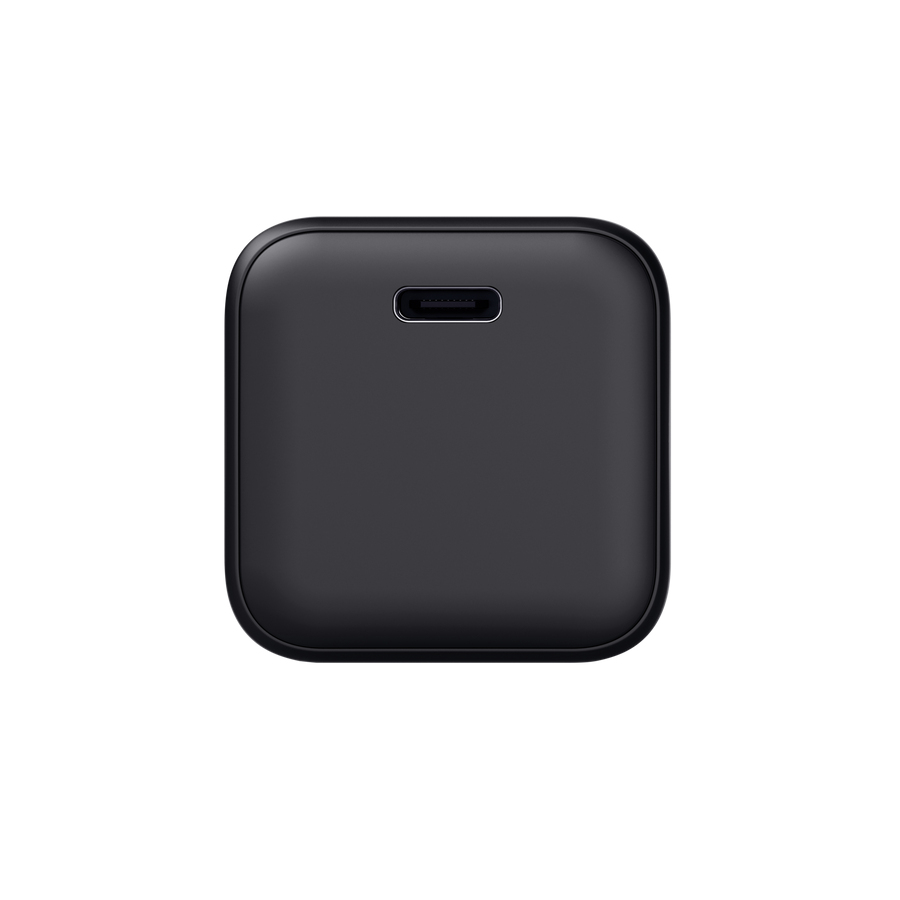 Un chargeur mural USB-C carré noir aux coins arrondis sur fond blanc.