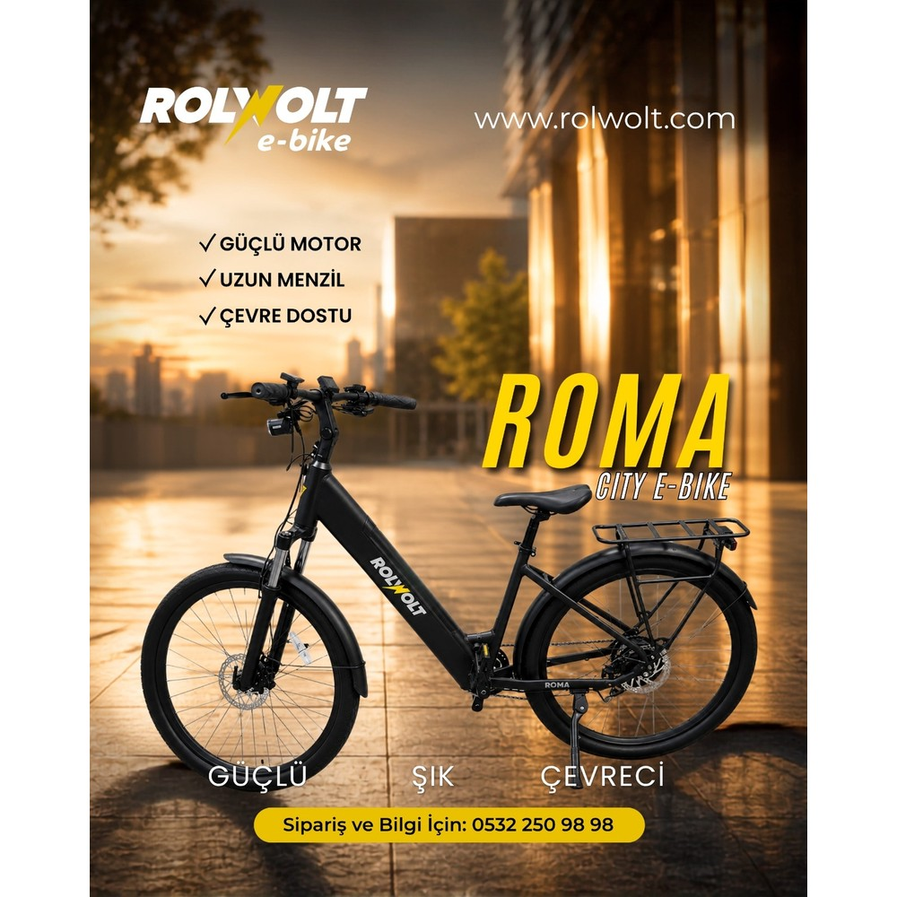 Güneşli bir meydanda modern binaların önünde park etmiş siyah Rolvolt Roma e-bike.