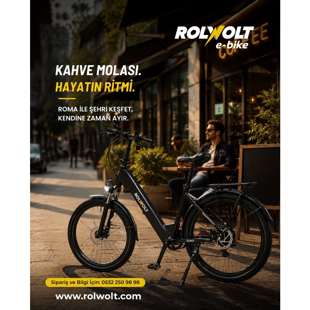 Oturmakta olan bir adamın olduğu sokak kafesinin önünde şehir meydanında park etmiş siyah bir e-bike.