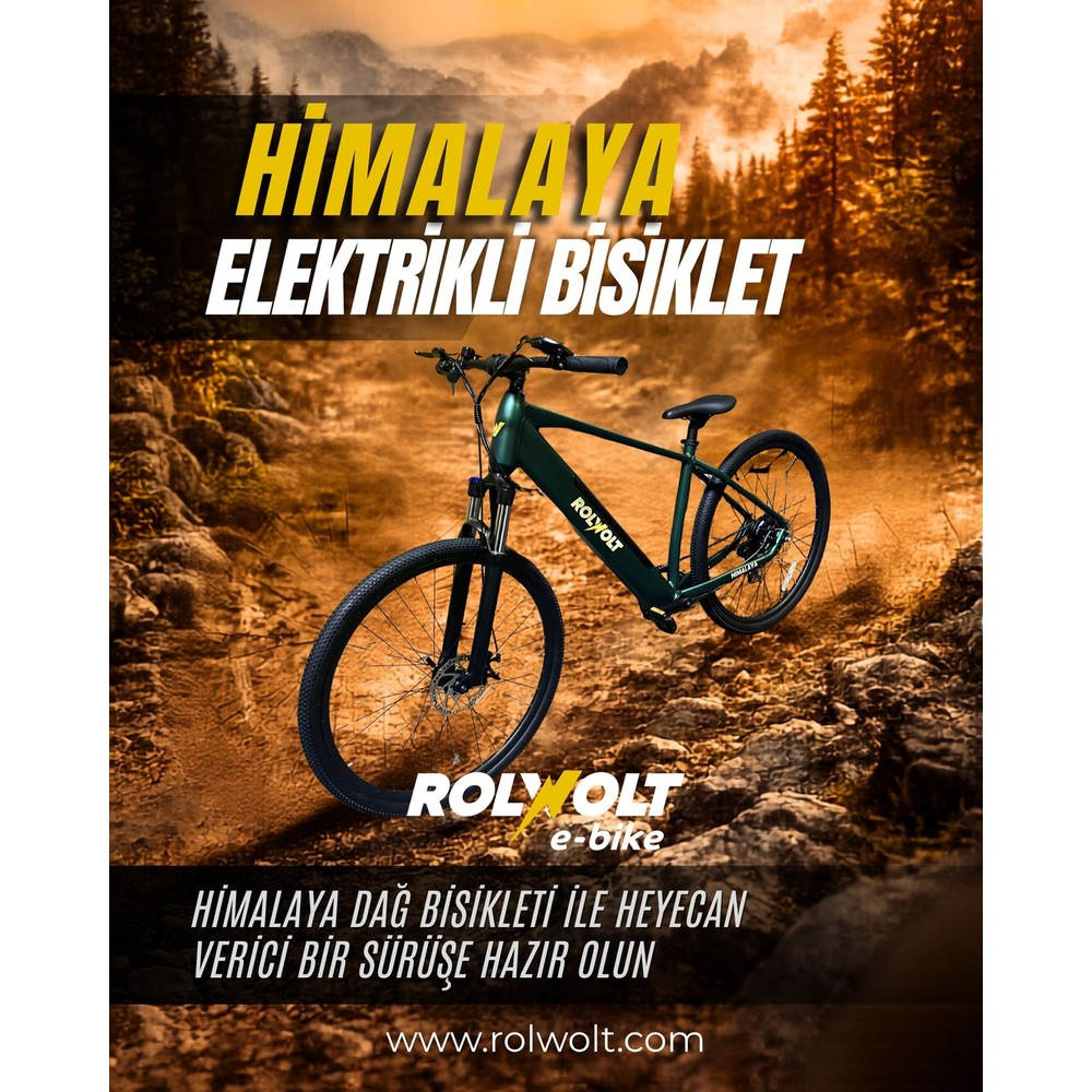 Sisli dağ arka planında çamurlu bir patikada duran yeşil Rolvolt elektrikli bisiklet.