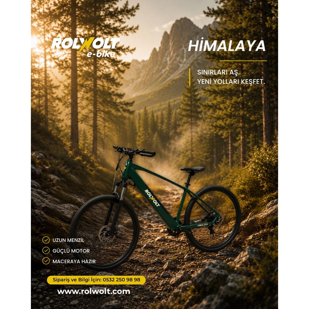 Gün batımında dağ manzarasında taşlı orman patikasında park etmiş yeşil Rolvolt e-bike.