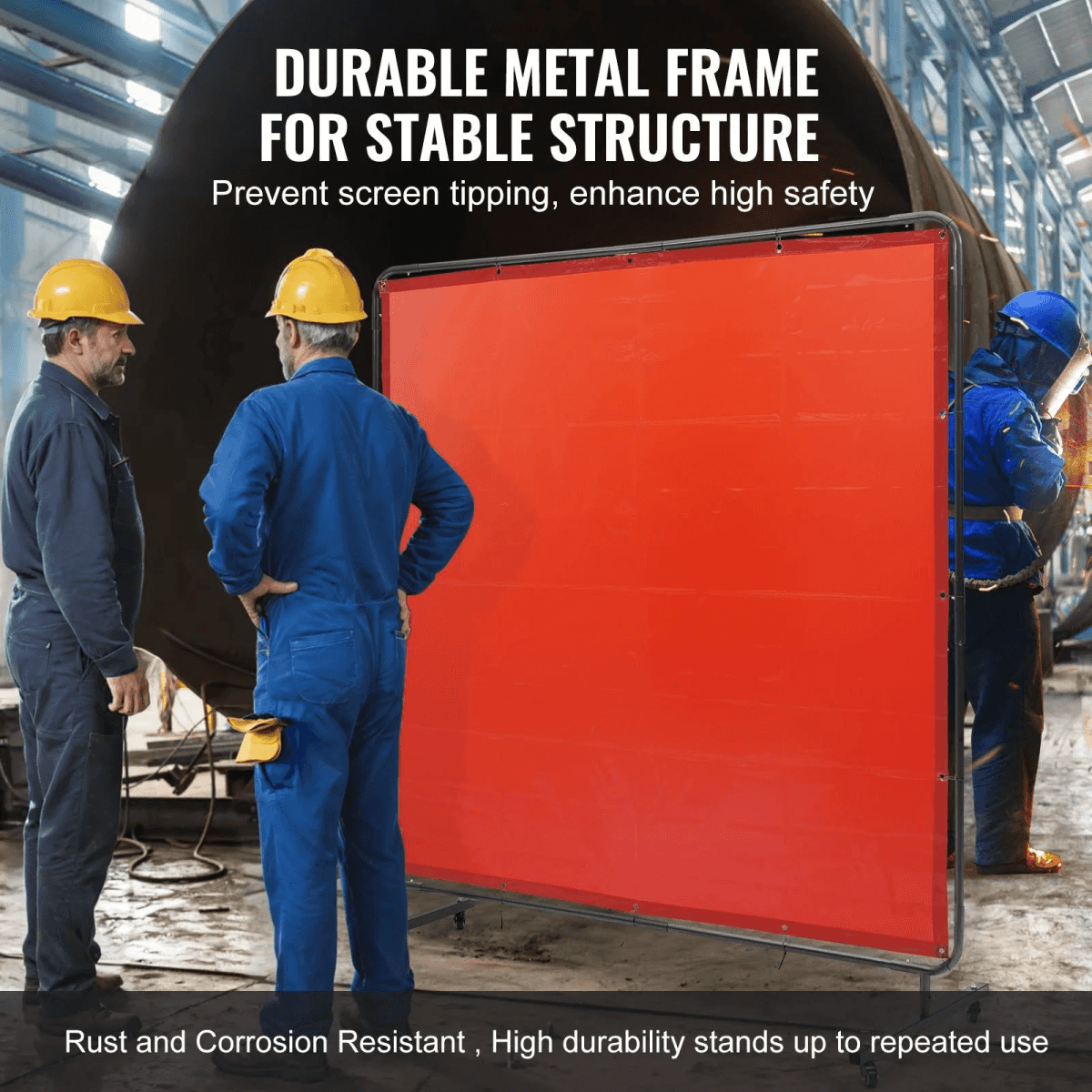Trabajadores con equipo de protección miran una gran cortina de soldadura roja en una fábrica.