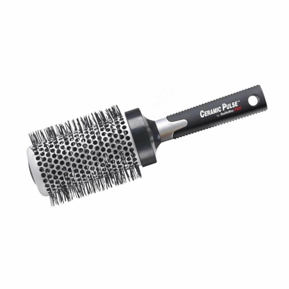 Una spazzola per capelli rotonda nera e argento con fori nel cilindro e la scritta Ceramic Pulse sul manico.