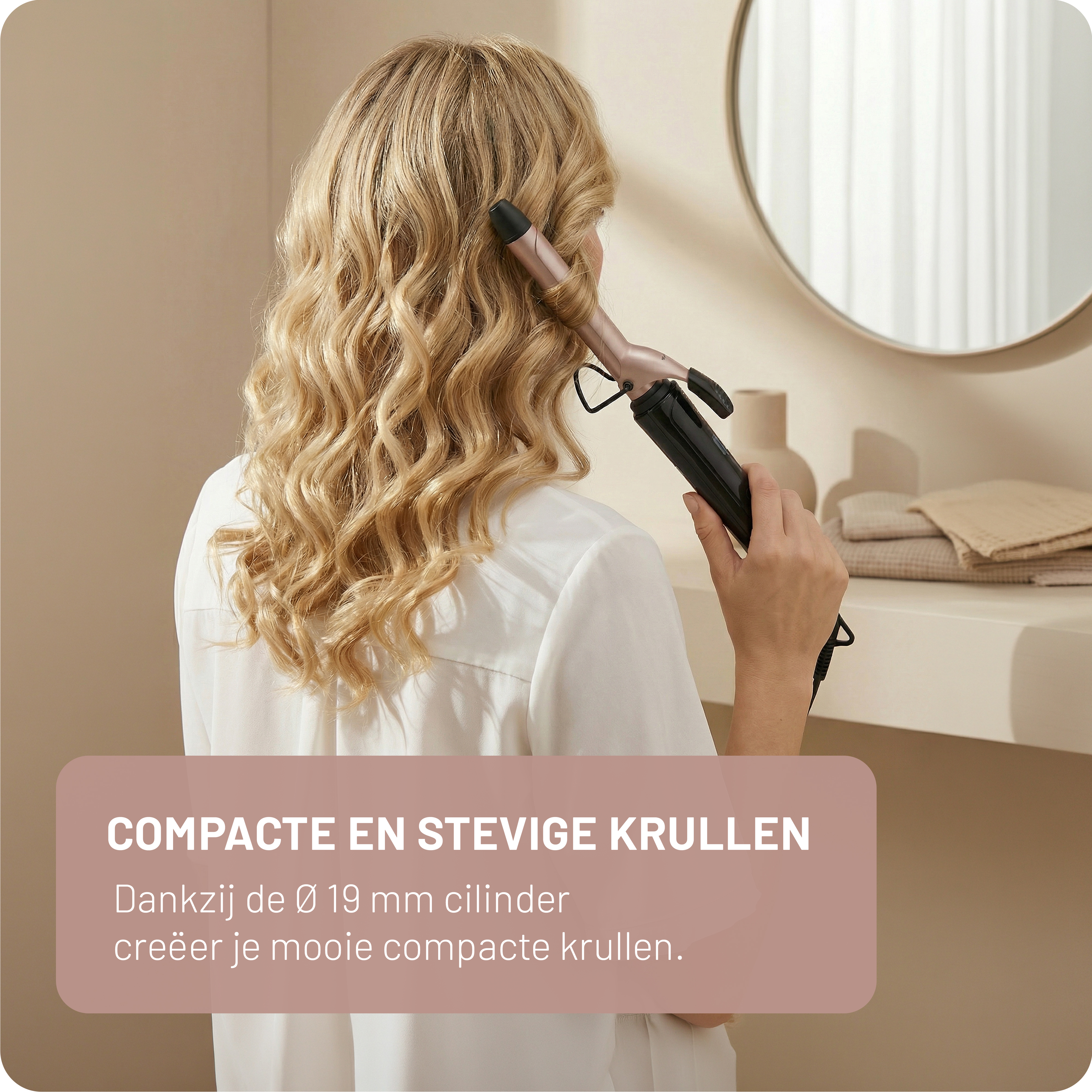 Una donna con i capelli biondi usa un ferro arricciacapelli in un bagno luminoso.
