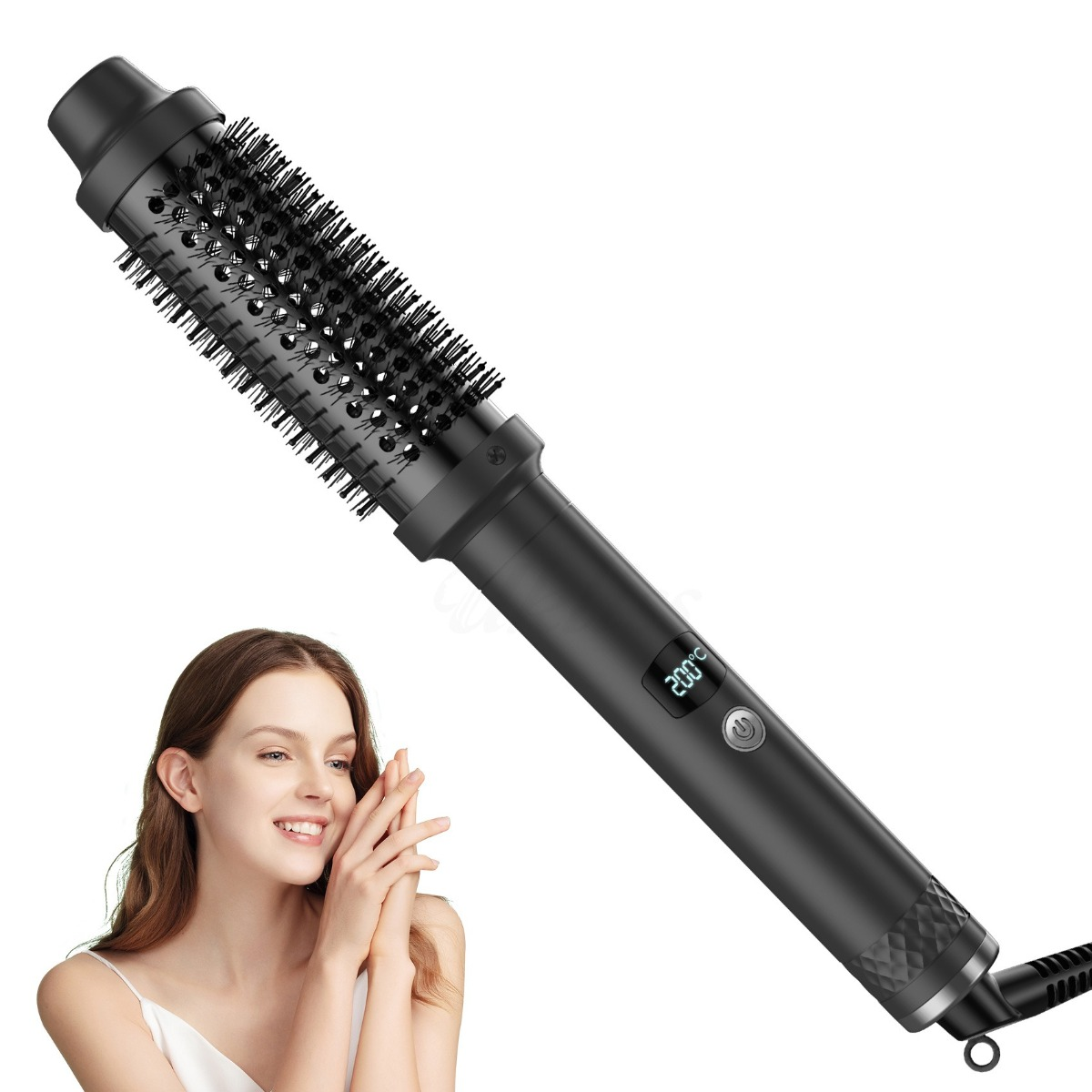 Eine glänzende, schwarze Warmluftbürste mit digitaler Temperaturanzeige und eine lächelnde Frau im Vordergrund.