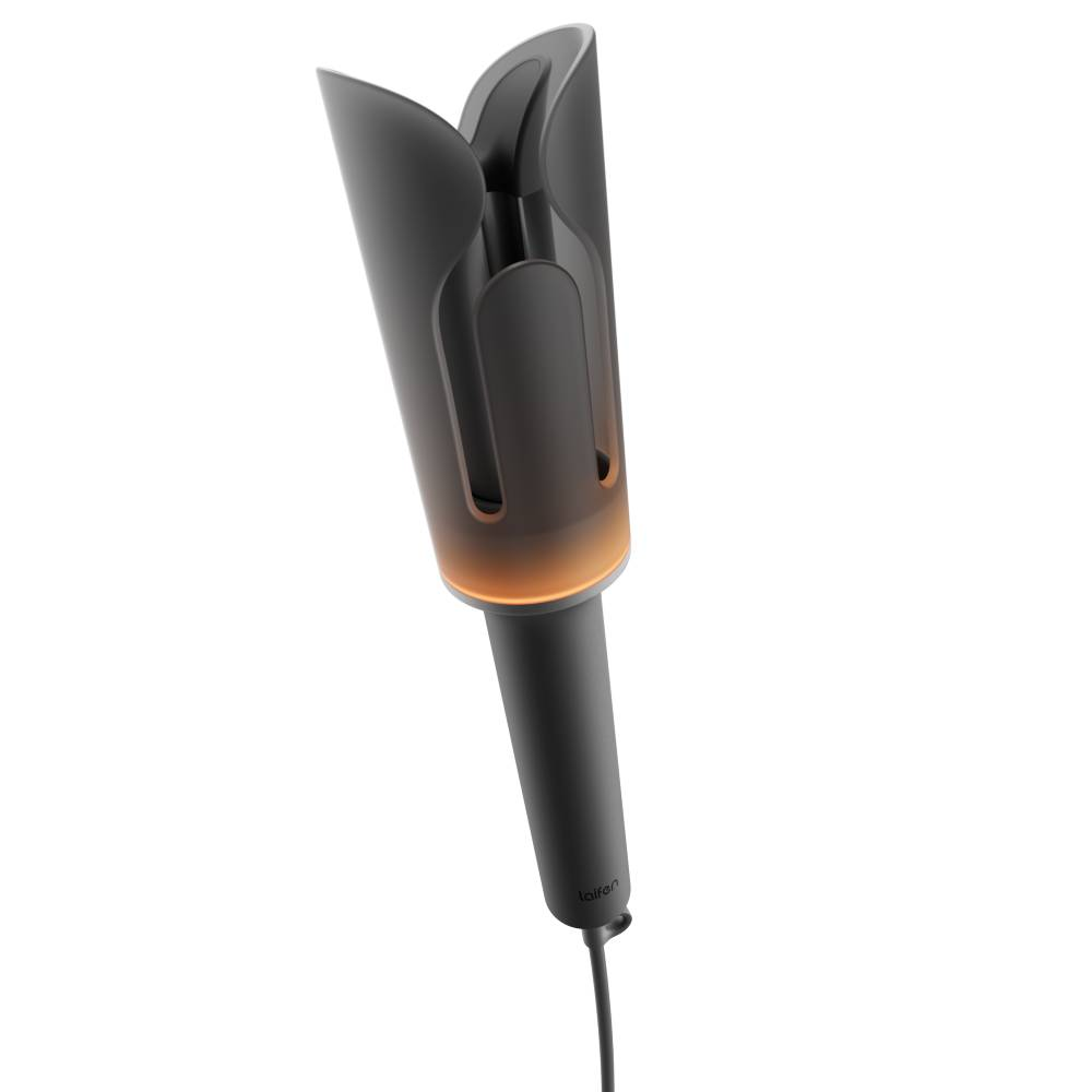 Ein grauer Haarglätter oder Lockenstab mit einer orangefarben leuchtenden Ringanzeige und Netzkabel auf weißem Grund.