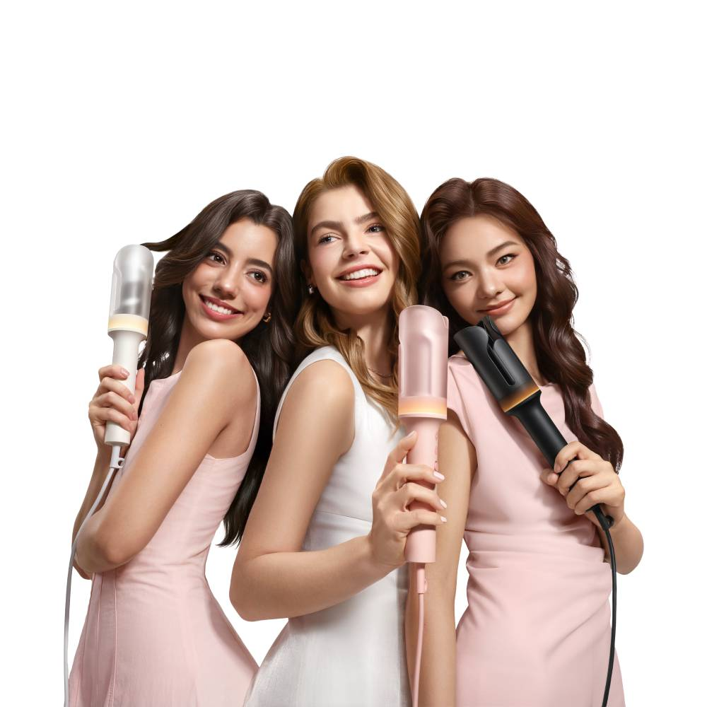 Trois femmes souriantes tenant des outils de coiffure sur fond blanc.