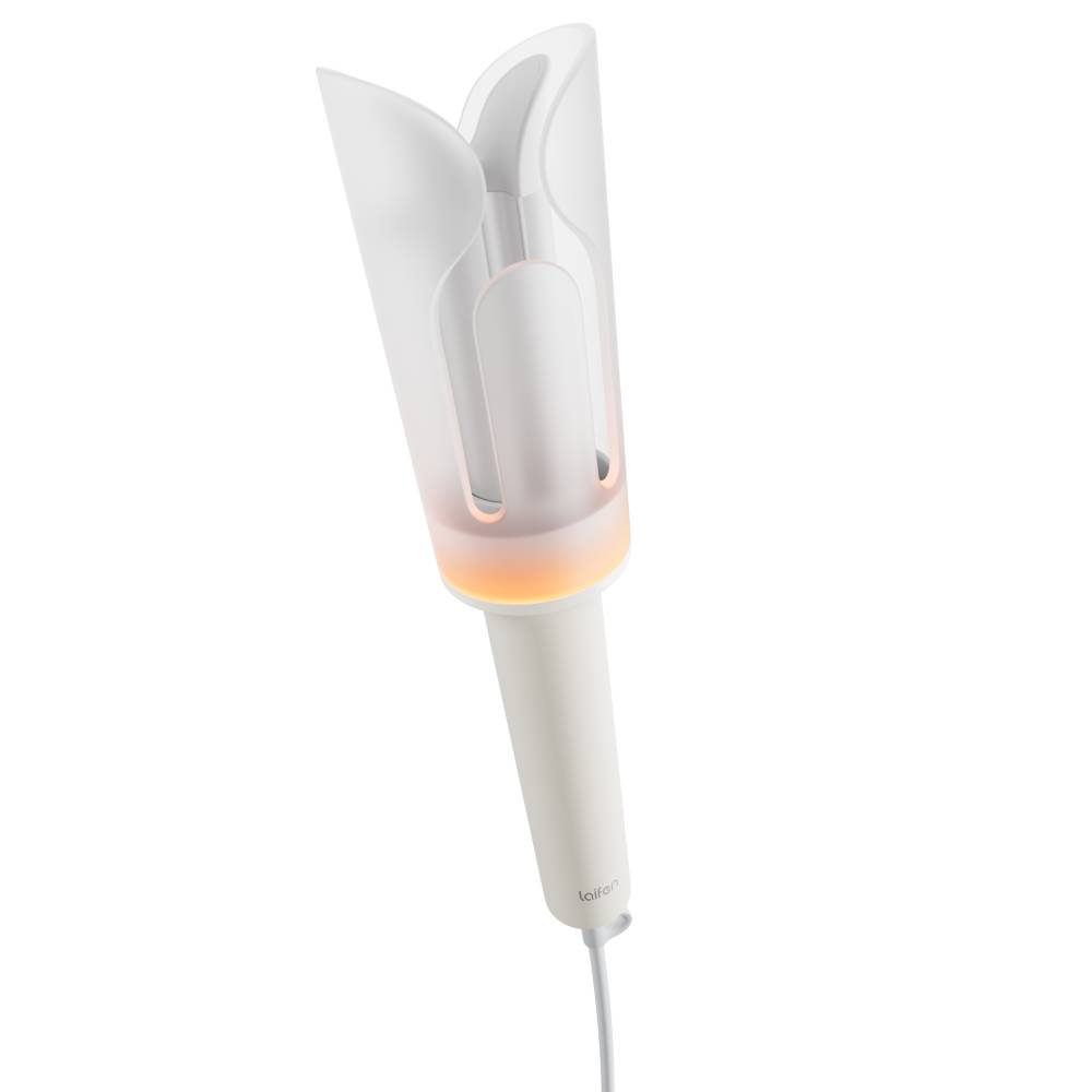 Un lisseur de cheveux blanc avec manche ergonomique et anneau orange lumineux sur fond blanc.