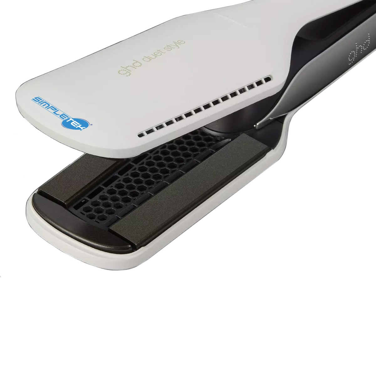Una piastra per capelli bianca con placche nere e logo GHD su sfondo bianco.
