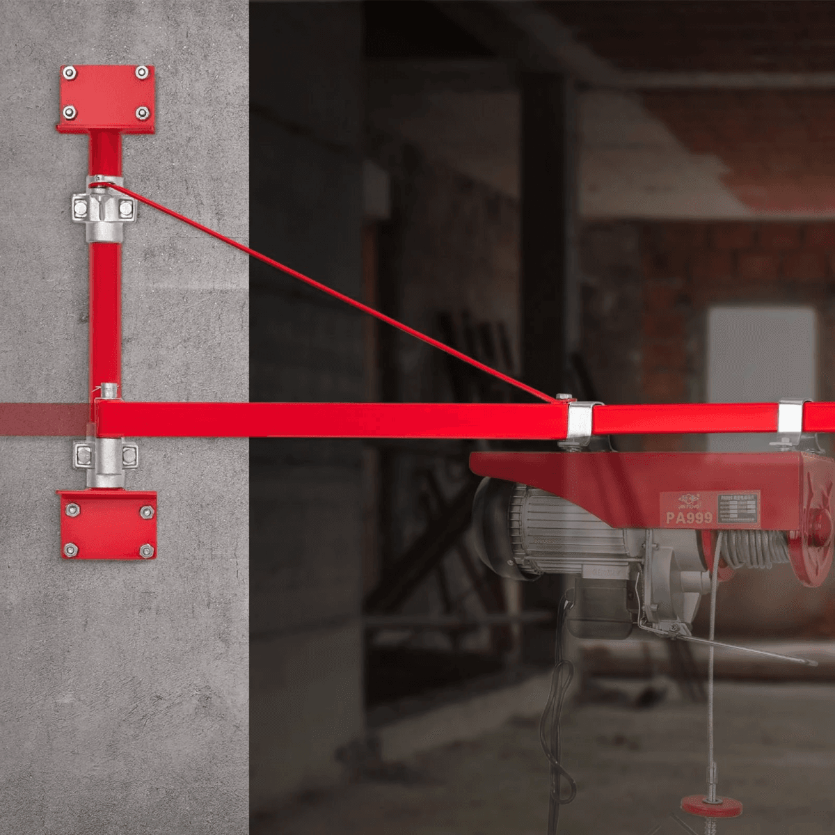 Un soporte de pared metálico rojo con un cabrestante y motor instalados en una pared de hormigón.