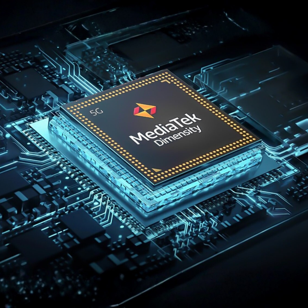 Un chip processore MediaTek Dimensity 5G su una scheda circuitale blu luminosa.