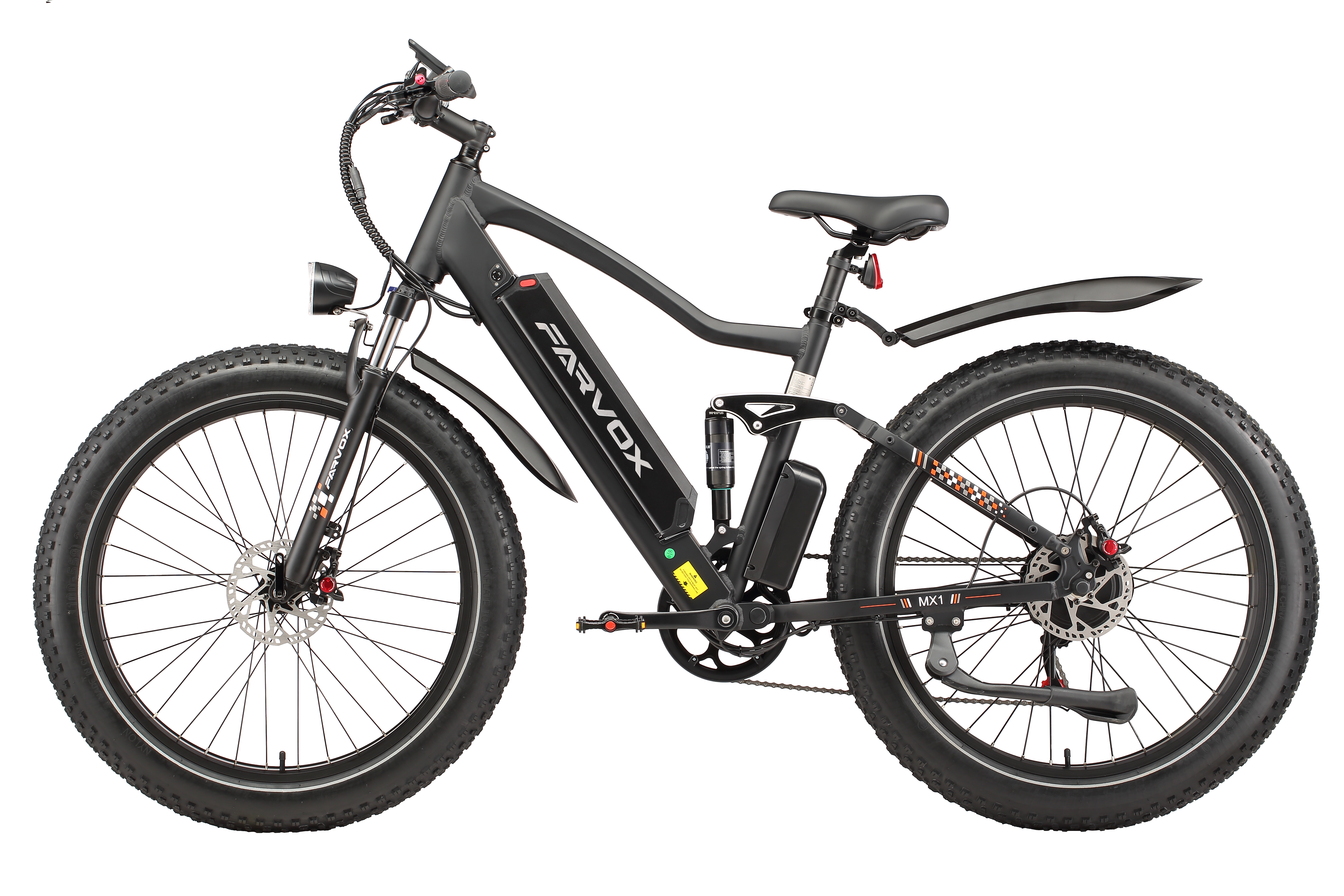 Una mountain bike elettrica nera con pneumatici larghi, sospensioni e batteria integrata su sfondo bianco.