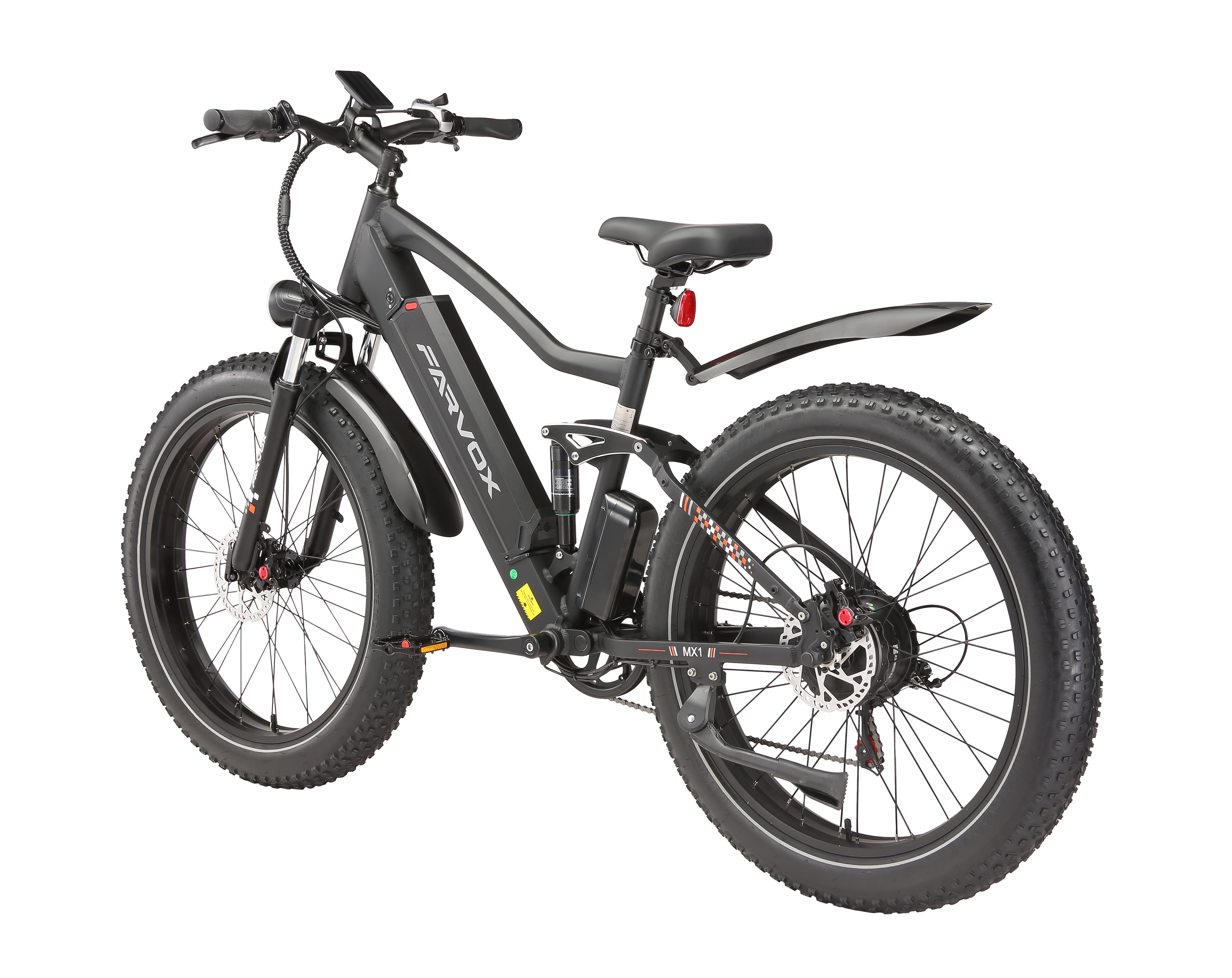 Una fat bike elettrica nera con copertoni larghi, sospensioni e batteria sul telaio su sfondo bianco.