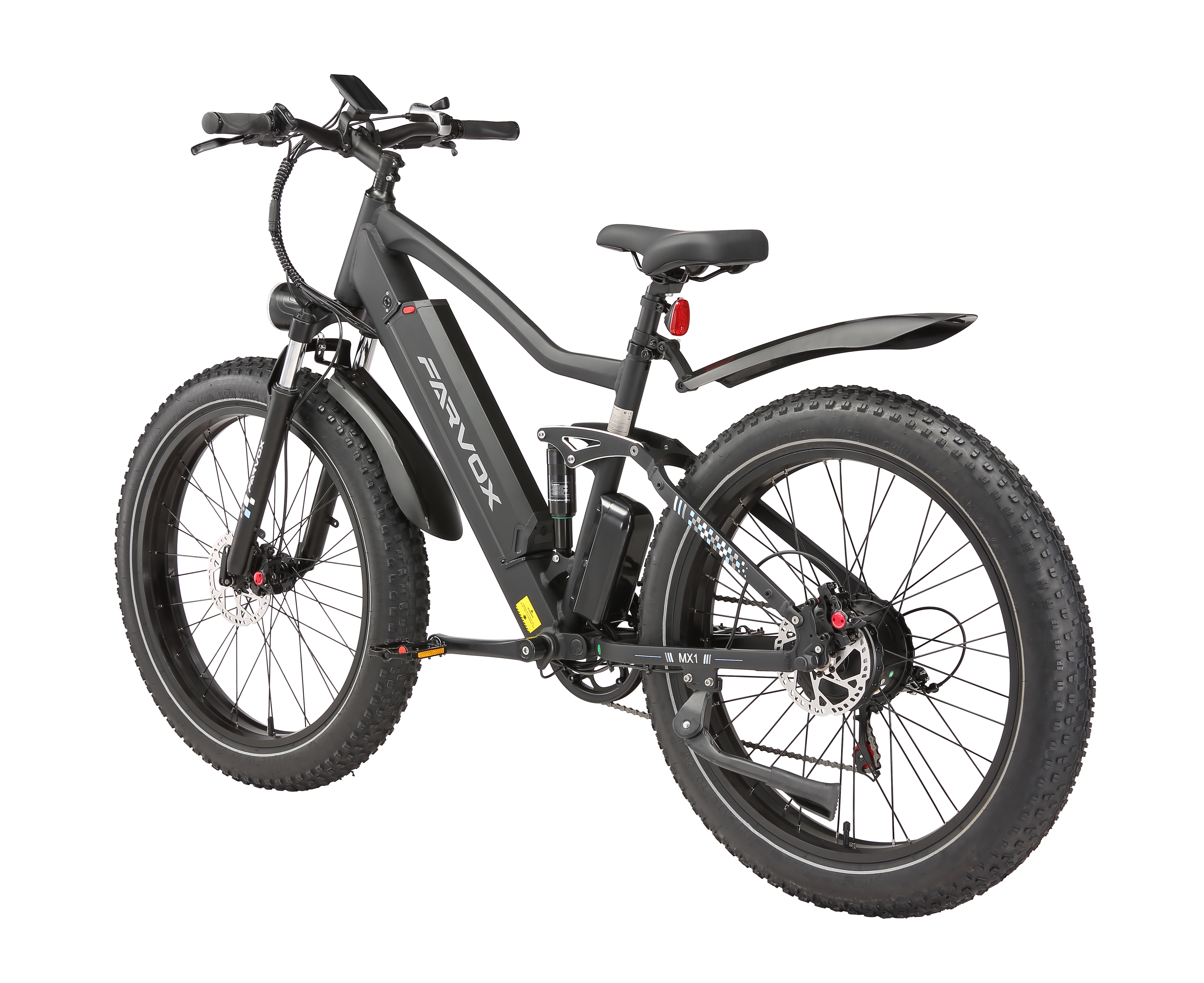 Una bicicletta elettrica nera con pneumatici larghi, freni a disco e sospensioni su sfondo bianco.