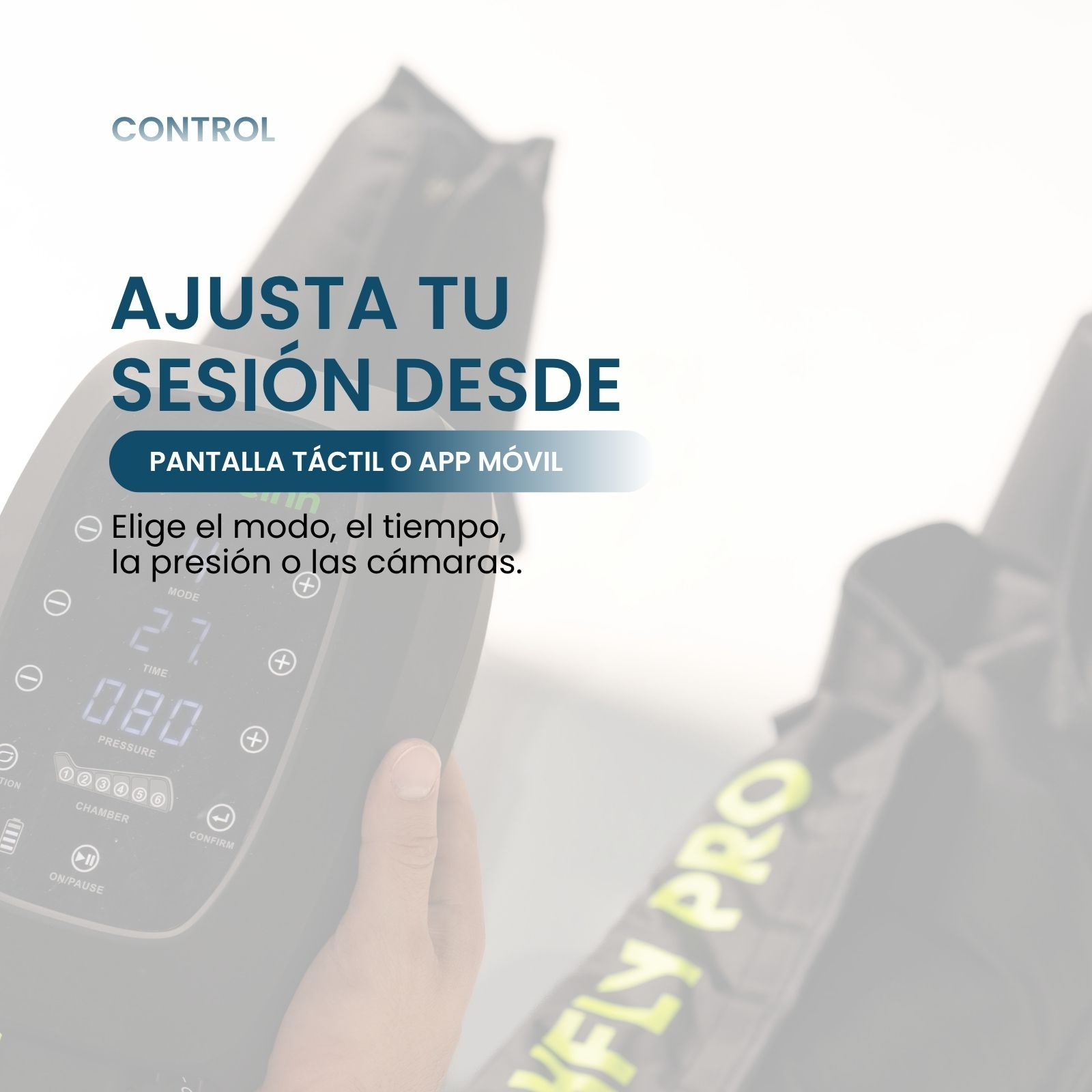 Mano sosteniendo una unidad de control negra con pantalla digital para presoterapia.