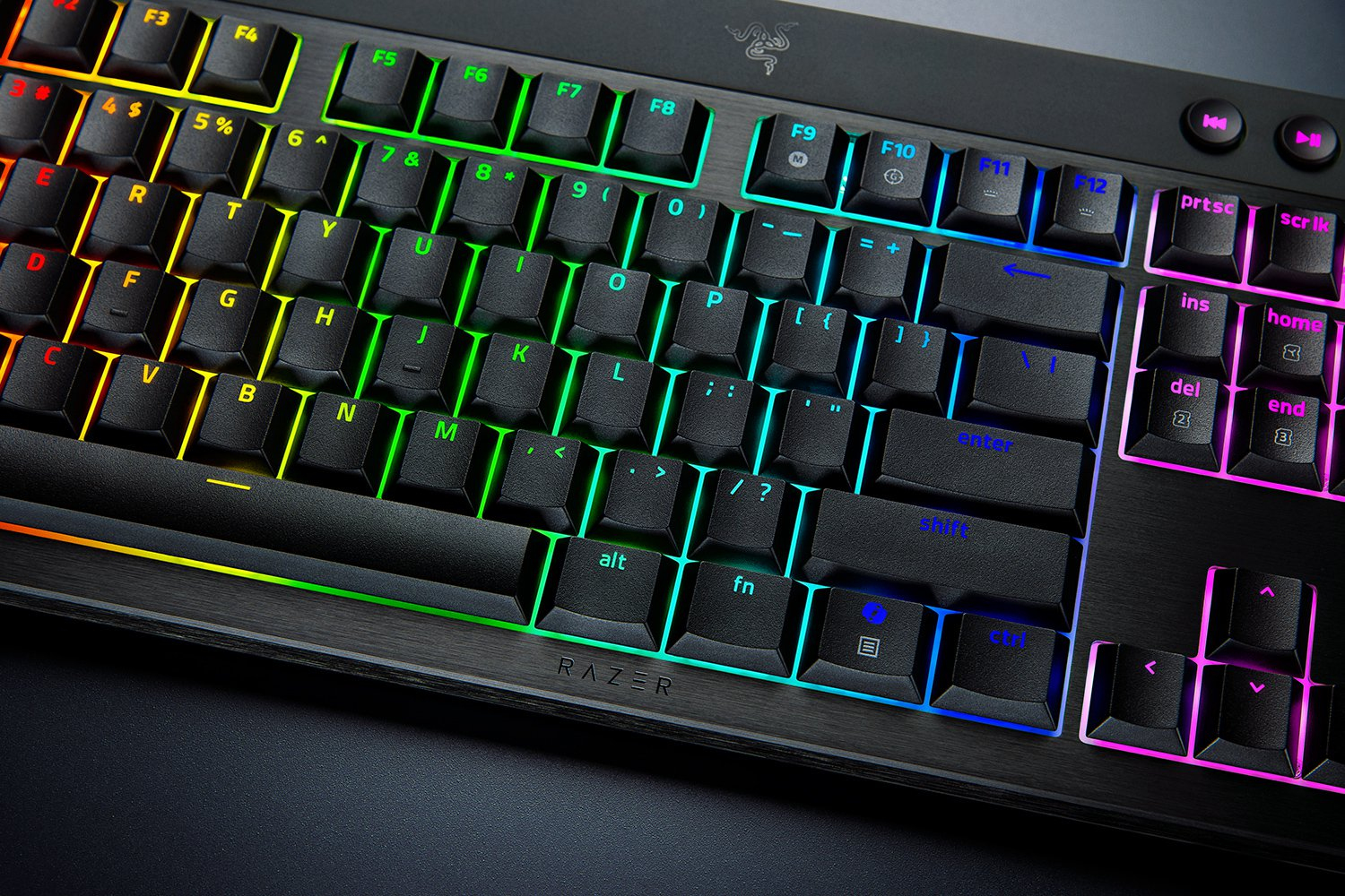 Una tastiera meccanica nera con retroilluminazione RGB colorata.