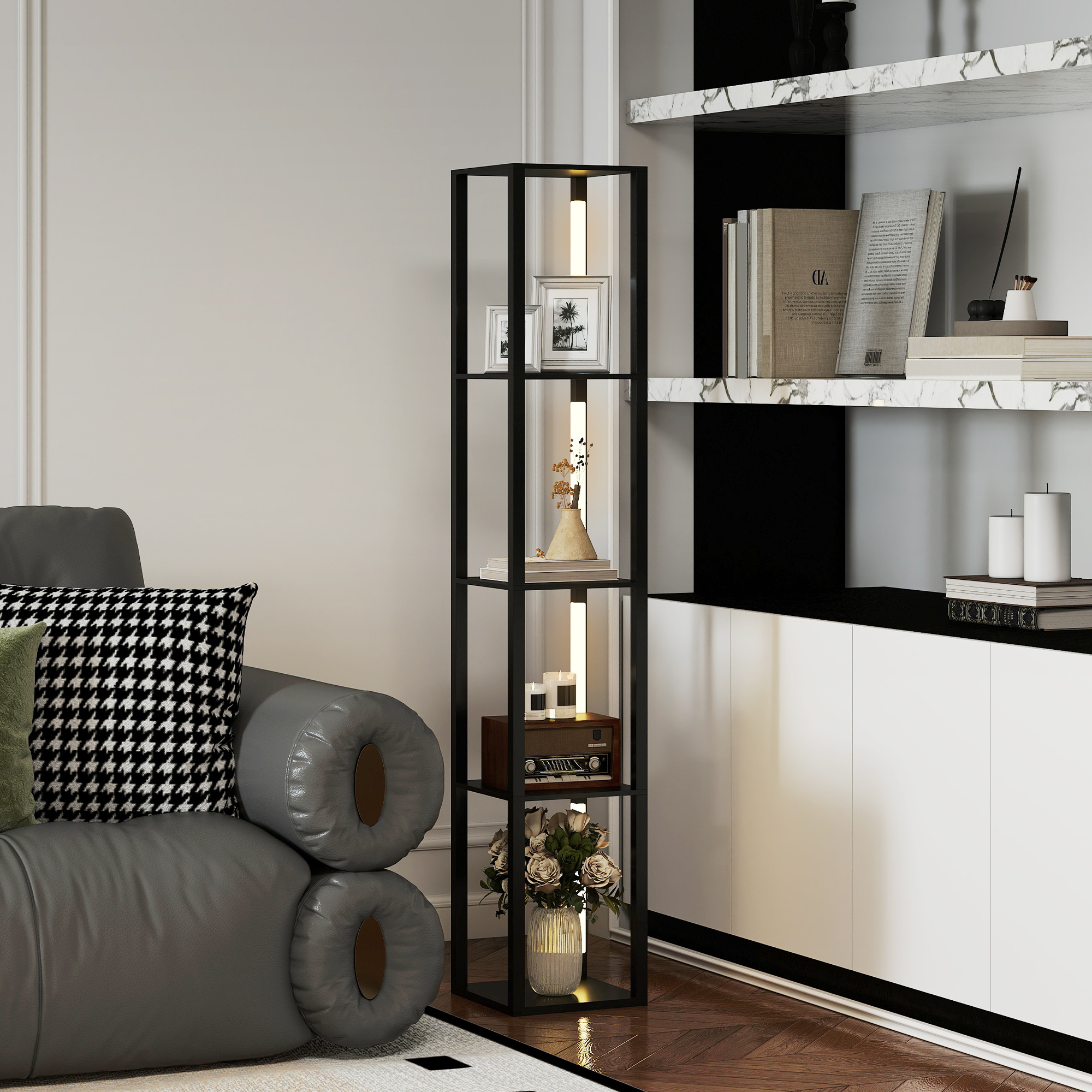 Una lampada da terra nera con ripiani, libri e decorazioni accanto a un divano grigio.