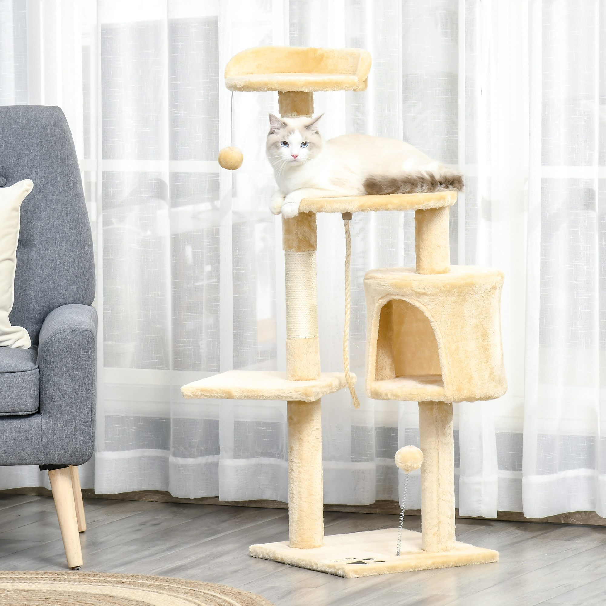 Un tiragraffi beige a più livelli con un gatto bianco che riposa sulla piattaforma.