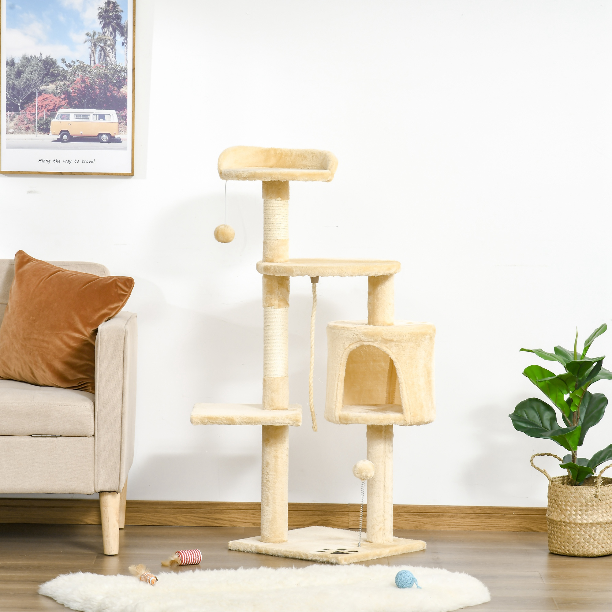 Albero per gatti beige su sfondo bianco con pianta e divano.