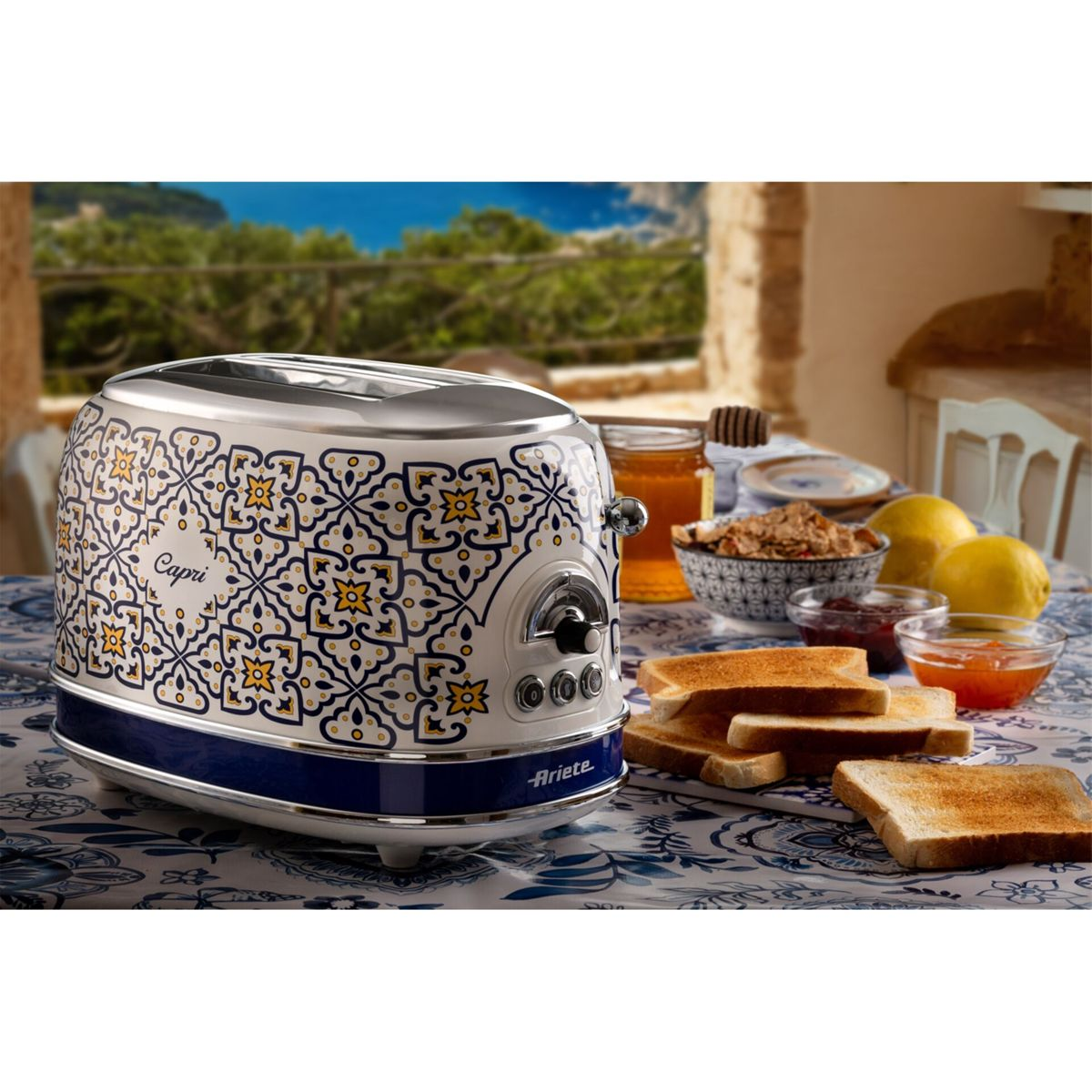 Ein weiß-blauer Toaster mit Mustern steht auf einem Tisch mit Toast und Frühstückszutaten.