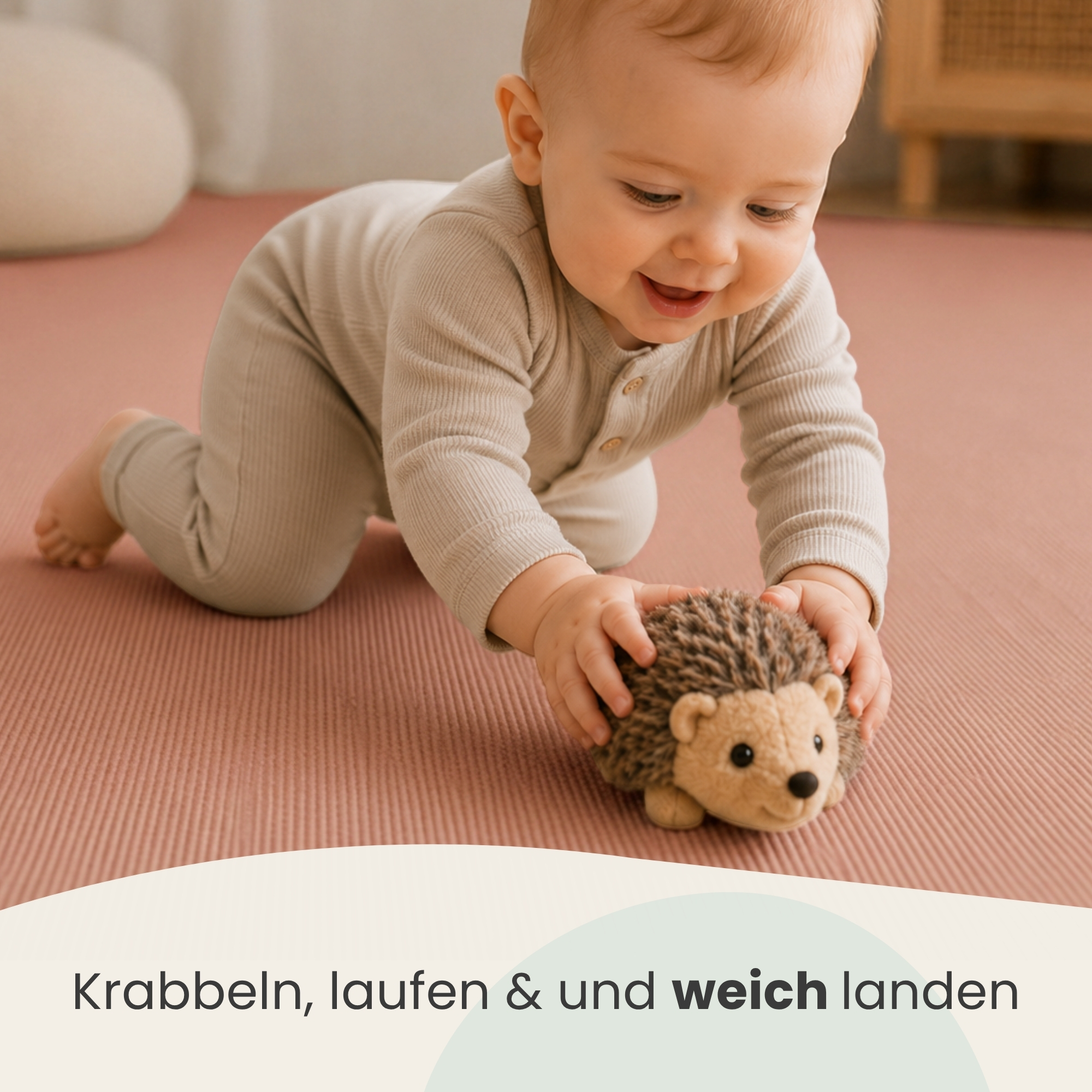 Ein Baby in einem Beigefarbenen Strampler krabbelt auf einer rosa Matte und spielt mit einem Plüschigel.