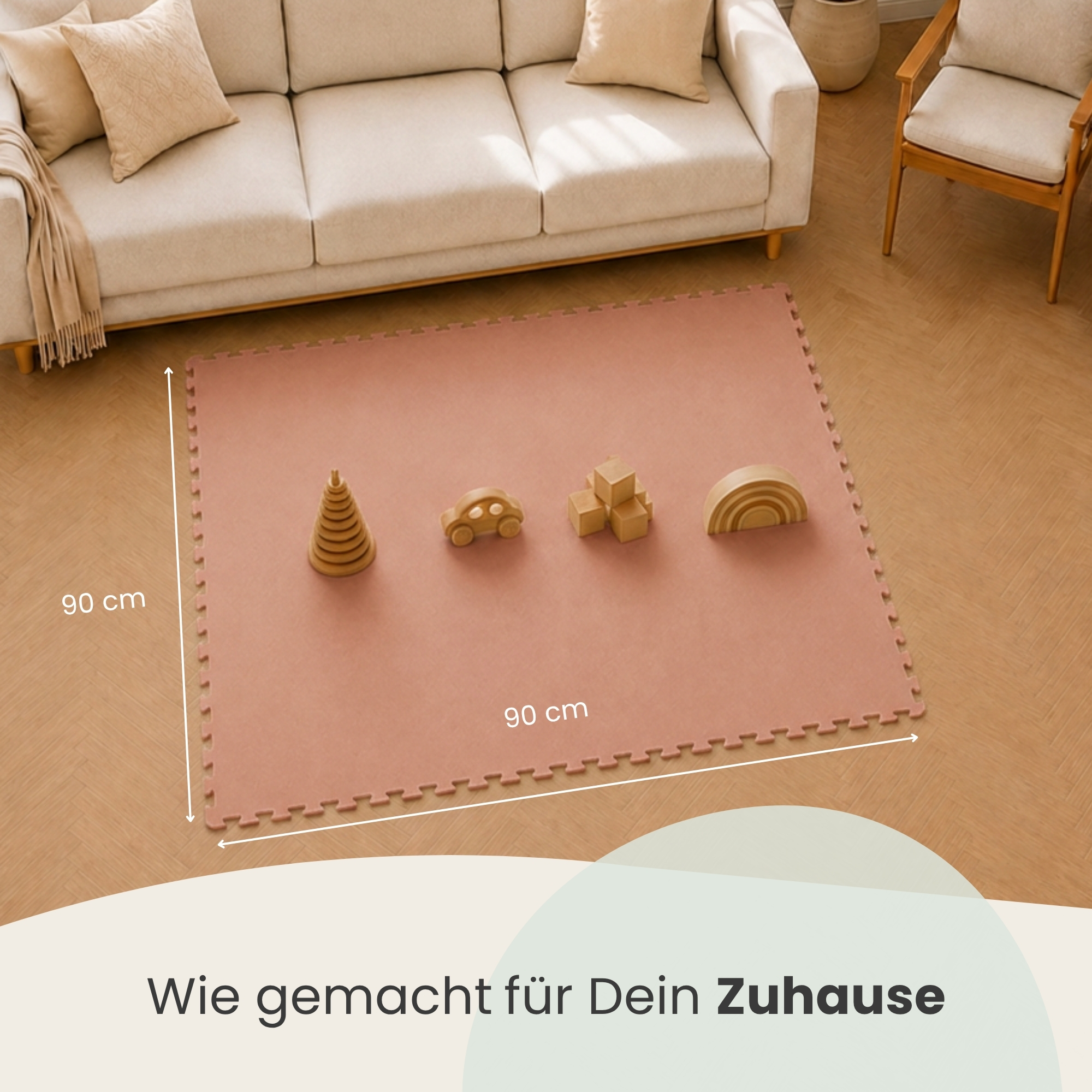 Rosa 90x90cm Spielmatte auf Parkett vor Sofa mit Holzspielzeug.