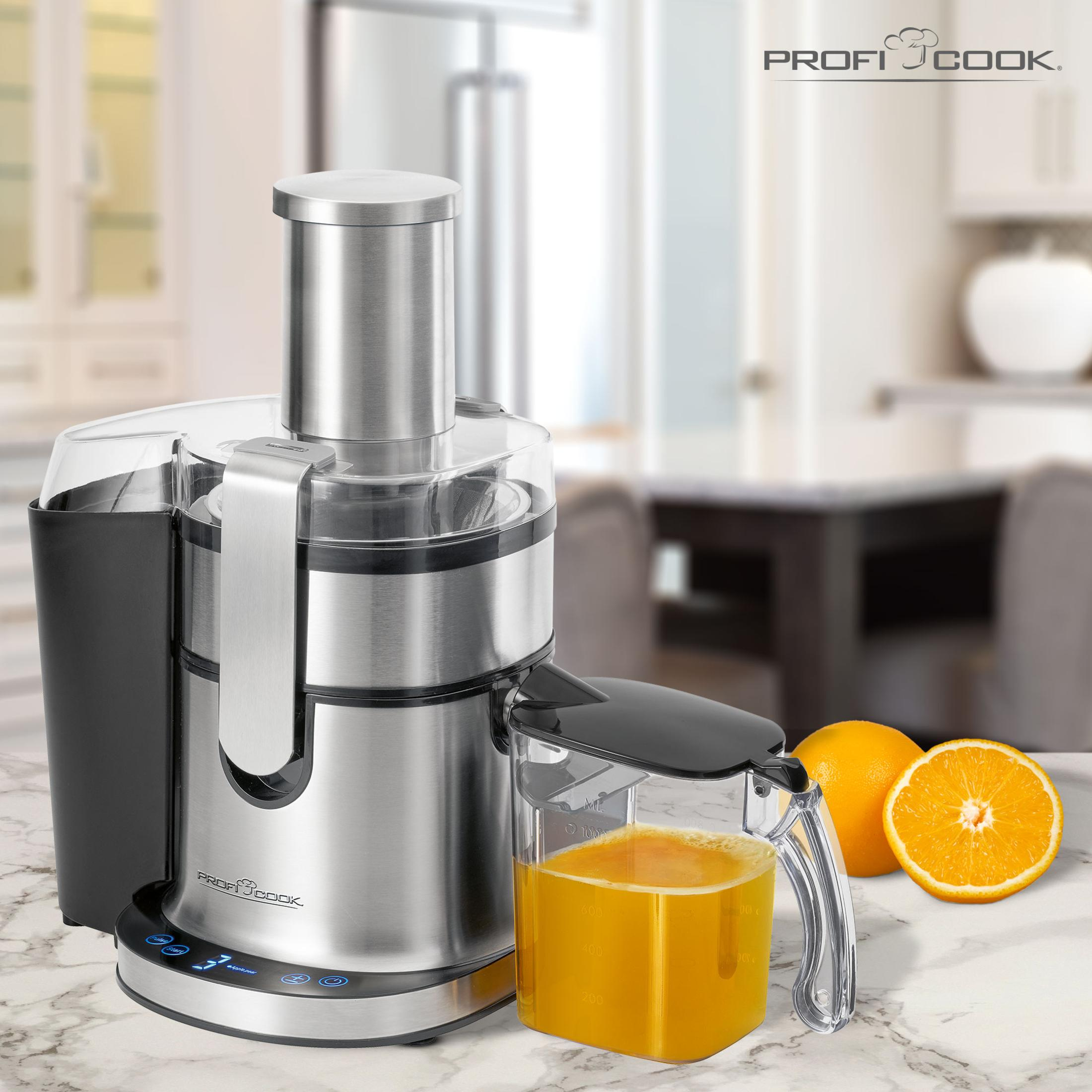 Centrifuga ProfiCook argento su piano in marmo con succo d'arancia fresco e arance intere accanto.