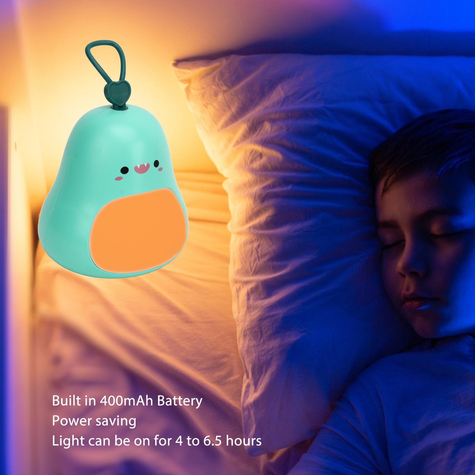 Ein Kind schläft friedlich neben einem leuchtenden, türkisblauen dinoförmigen Nachtlicht im Bett.