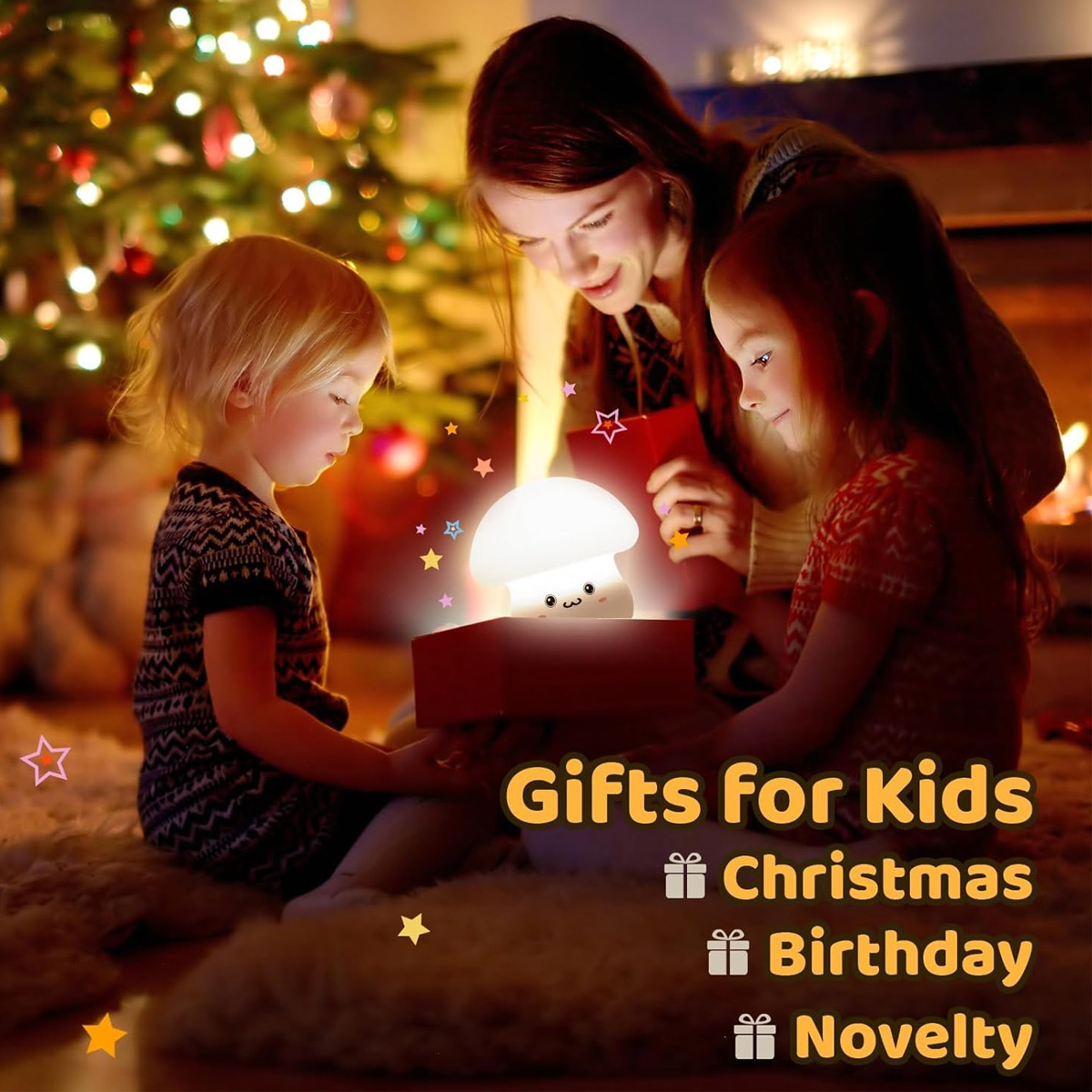 Eine Mutter und zwei Töchter öffnen ein Geschenk mit einer leuchtenden Pilzlampe neben einem Weihnachtsbaum.