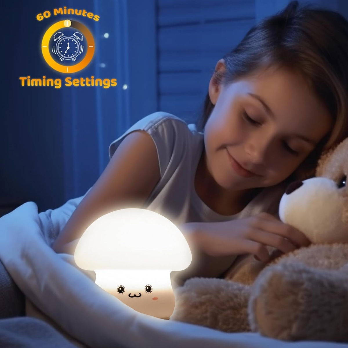 Ein lächelndes Mädchen liegt nachts im Bett neben einem leuchtenden Pilz-Nachtlicht und einem Teddybär.