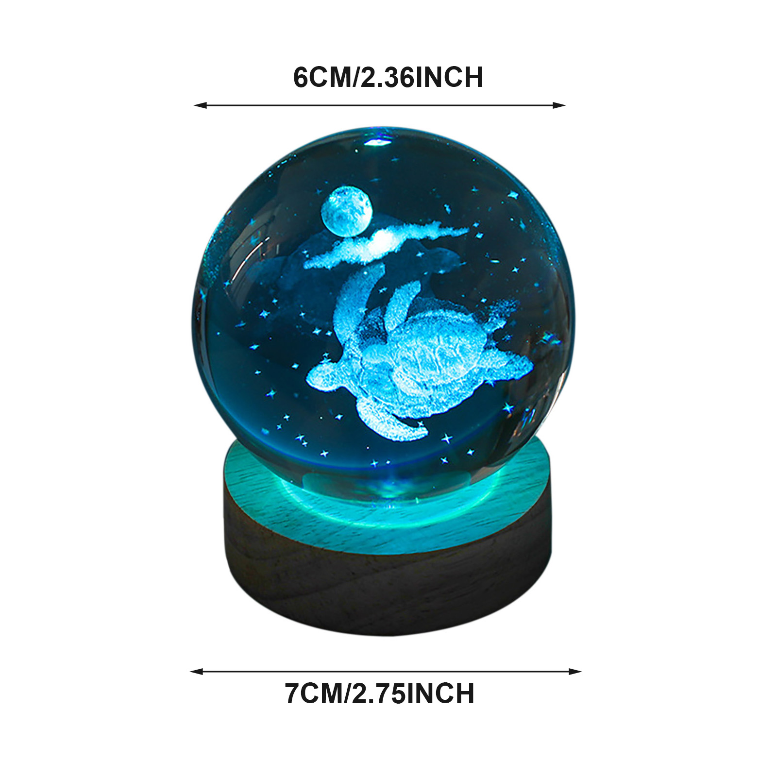 Eine blau leuchtende Glaskugel mit 3D-Schildkröte, Mond und Sternen auf einem Holzsockel mit Maßangaben.