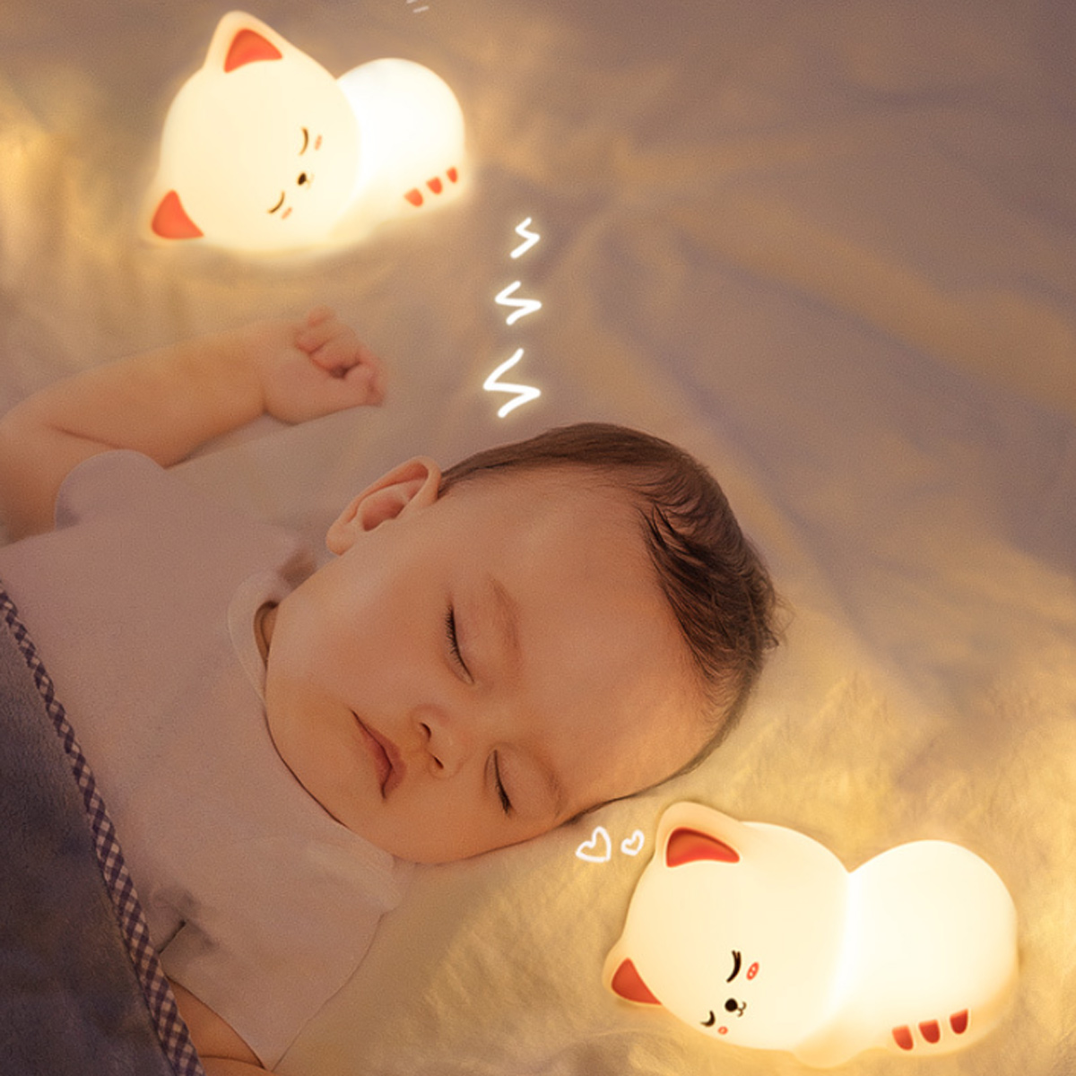 Ein Baby schläft friedlich im Bett, umgeben von zwei leuchtenden katzenförmigen Nachtlichtern und Schlaf-Symbolen.