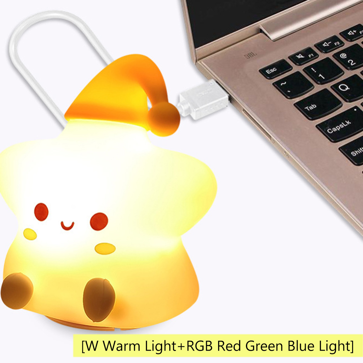 Eine niedliche sternförmige Lampe mit Mütze ist per USB an einen Laptop angeschlossen und leuchtet warm.