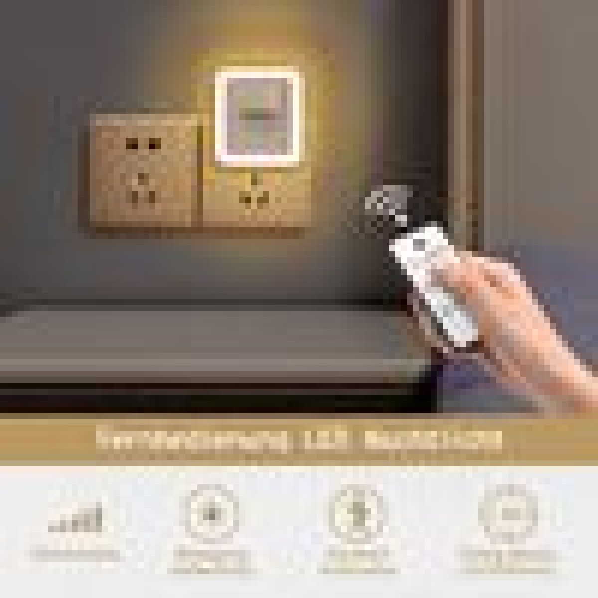 Eine Hand bedient ein leuchtendes LED-Nachtlicht per Fernbedienung an einer Steckdose.