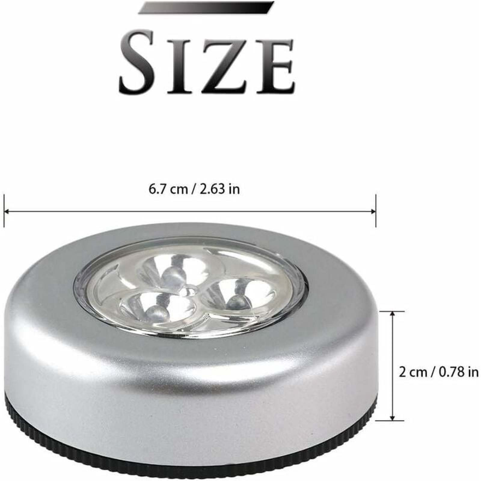 Eine kleine silberne LED-Leuchte mit Abmessungen: 6,7 cm Durchmesser und 2 cm Höhe.