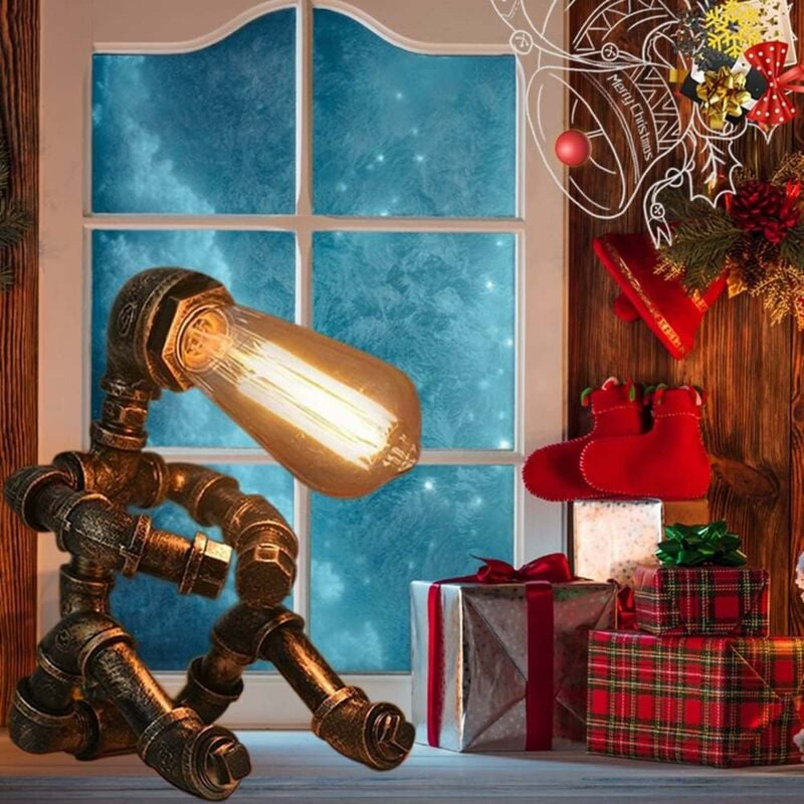 Eine Steampunk-Rohr-Roboter-Lampe sitzt in der Nähe eines Fensters mit Weihnachtsgeschenken und Dekorationen.