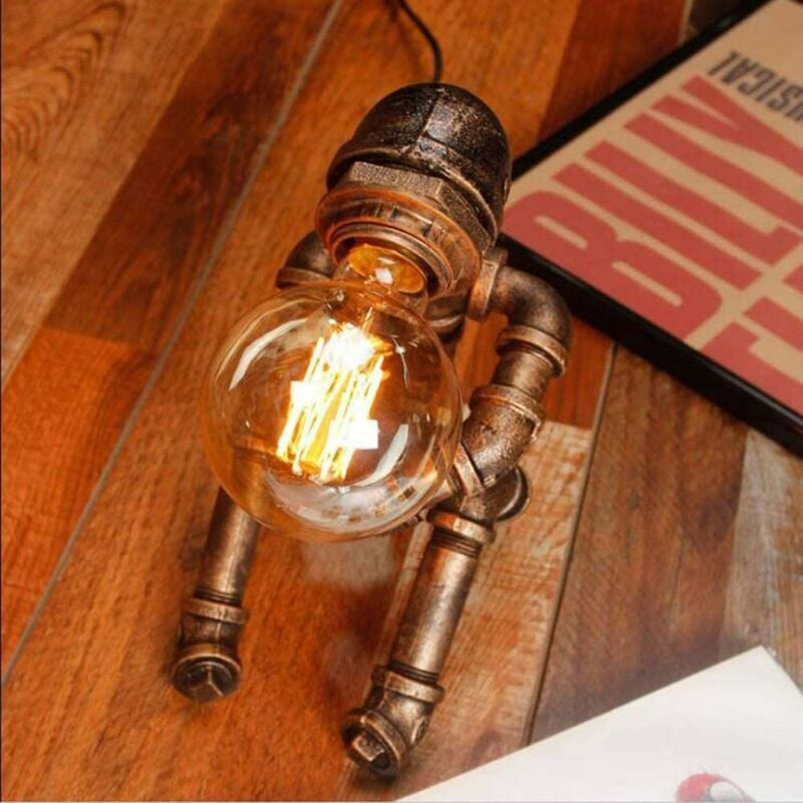 Eine Roboter-Lampe im Steampunk-Stil aus Metallrohren, hält eine Edison-Glühbirne auf einem Holzboden.