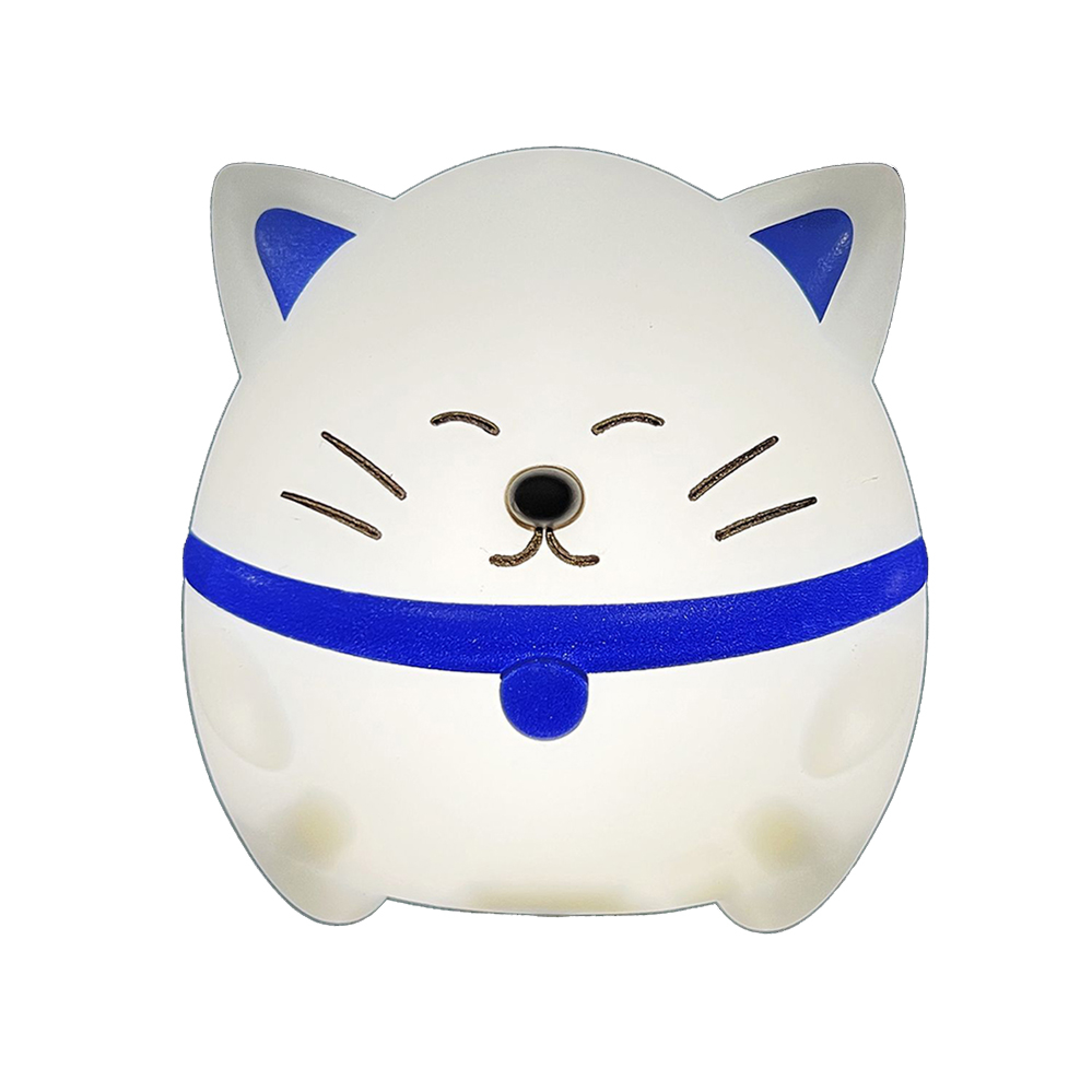 Eine weiße Plüschkatze mit blauen Ohren und einem blauen Halsband auf weißem Hintergrund.