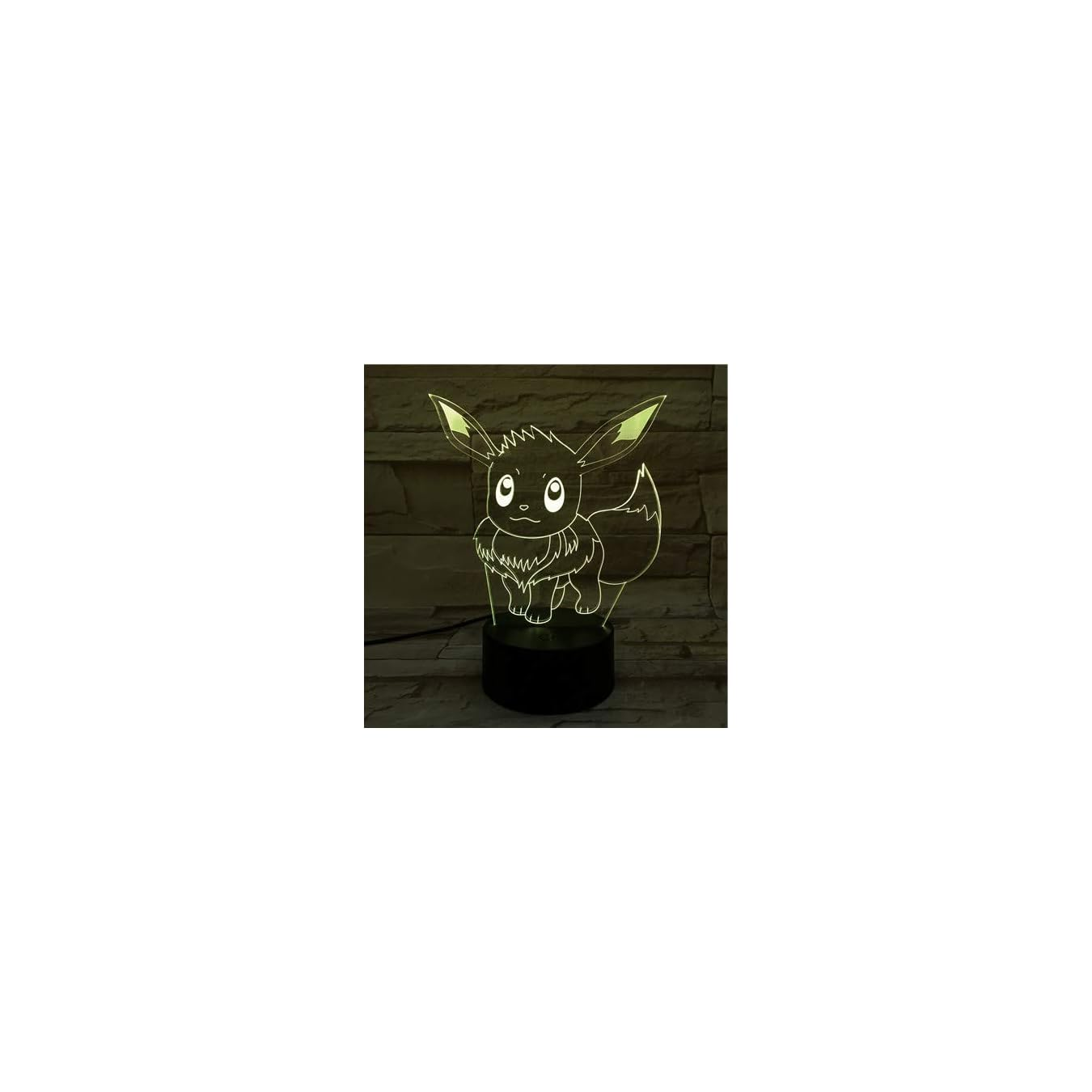 Ein Eevee-Charakter-LED-Nachtlicht auf schwarzem Sockel vor einer strukturierten Steinwand.